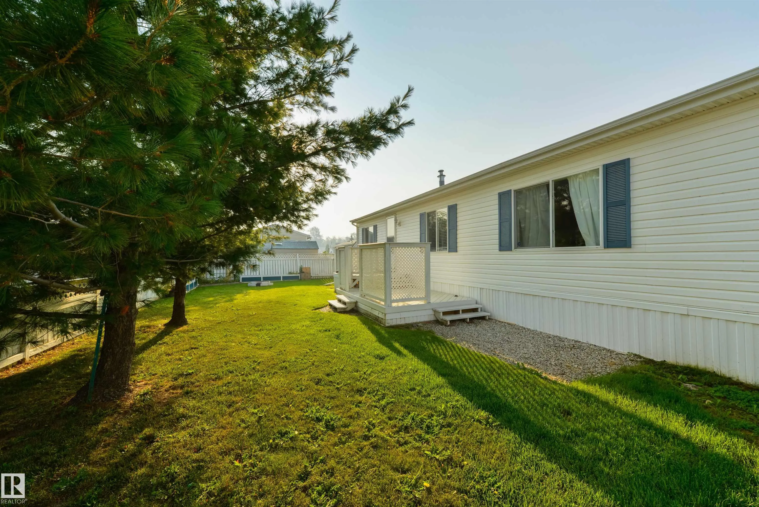 2835 Lakeside Close