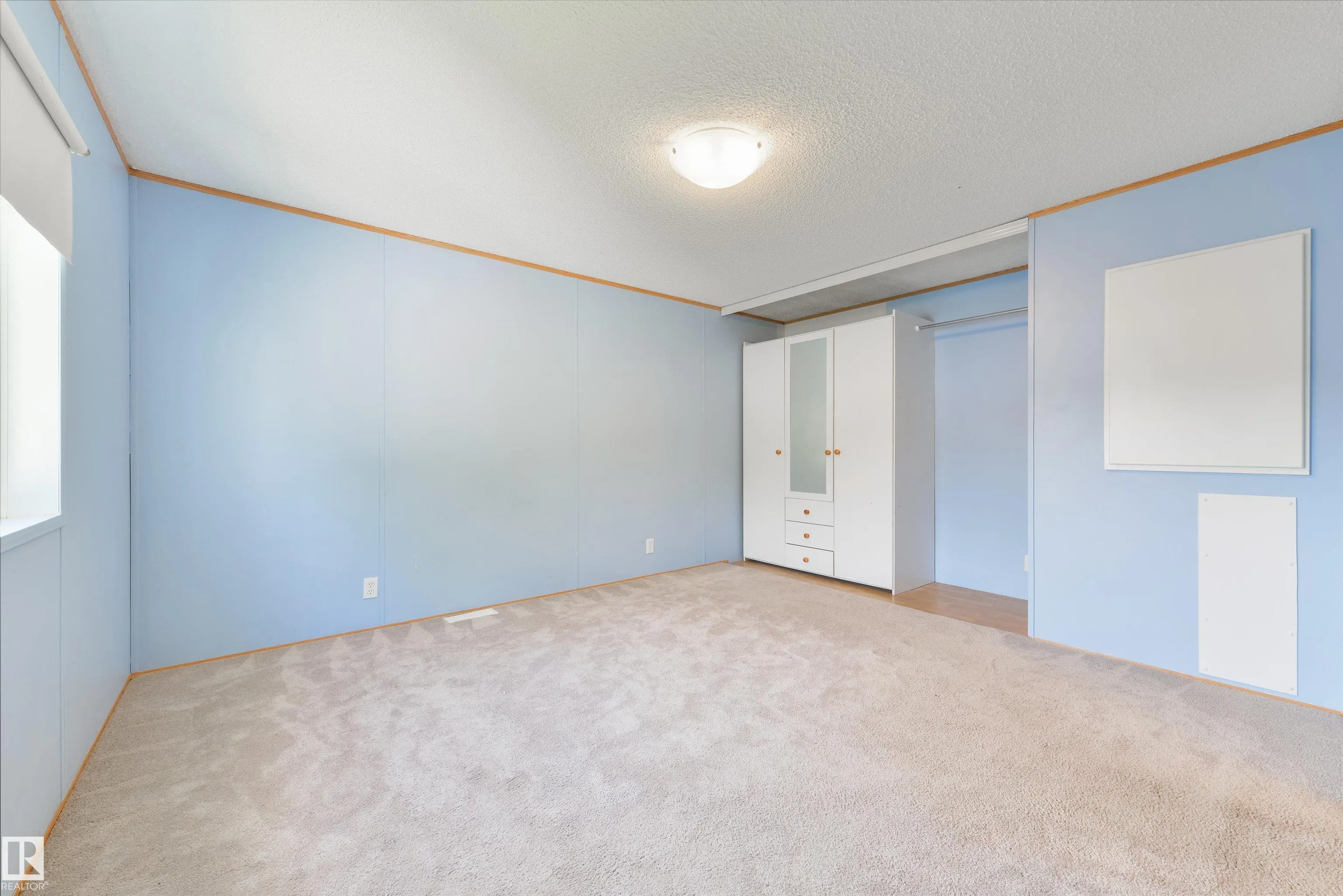 2835 Lakeside Close