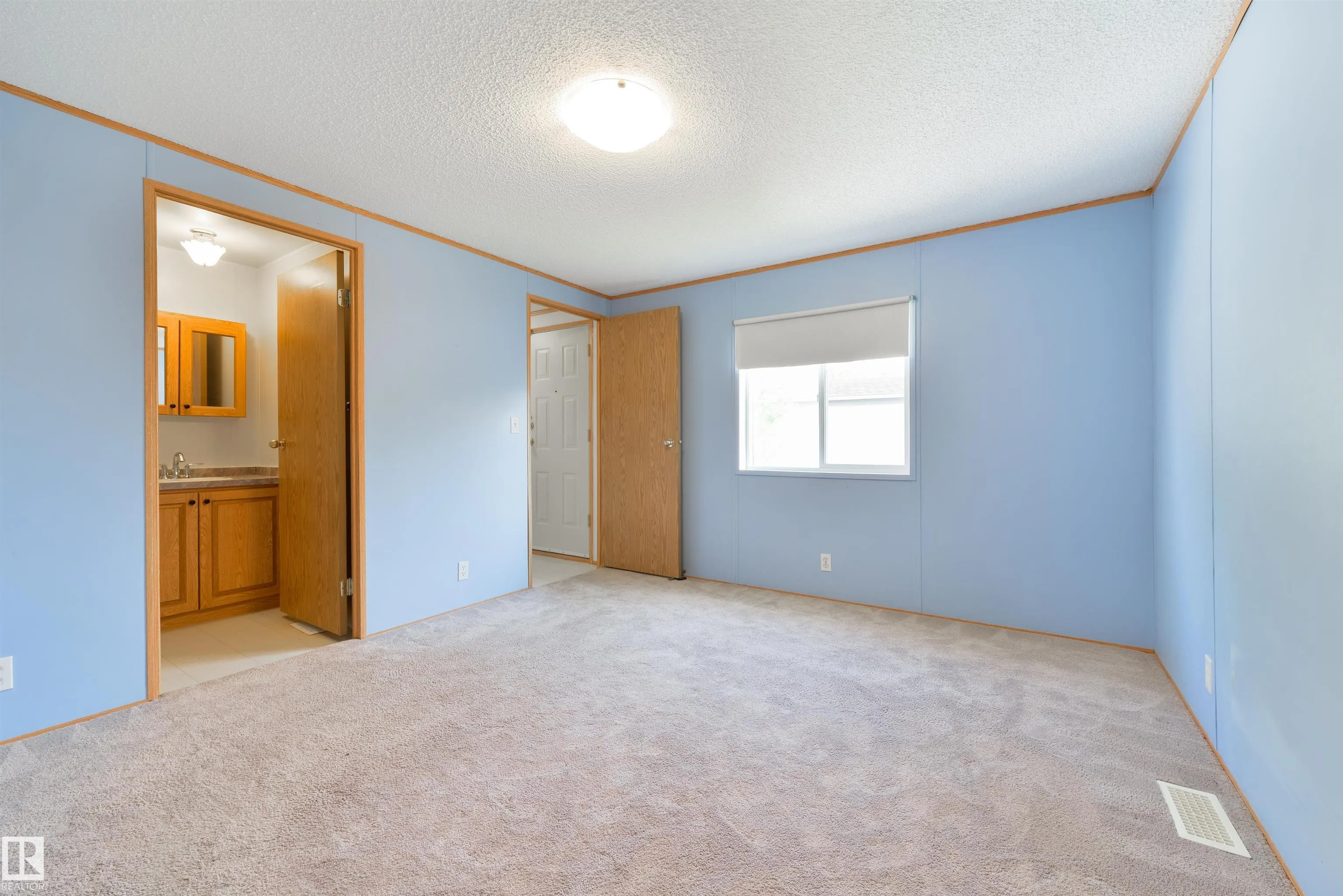 2835 Lakeside Close