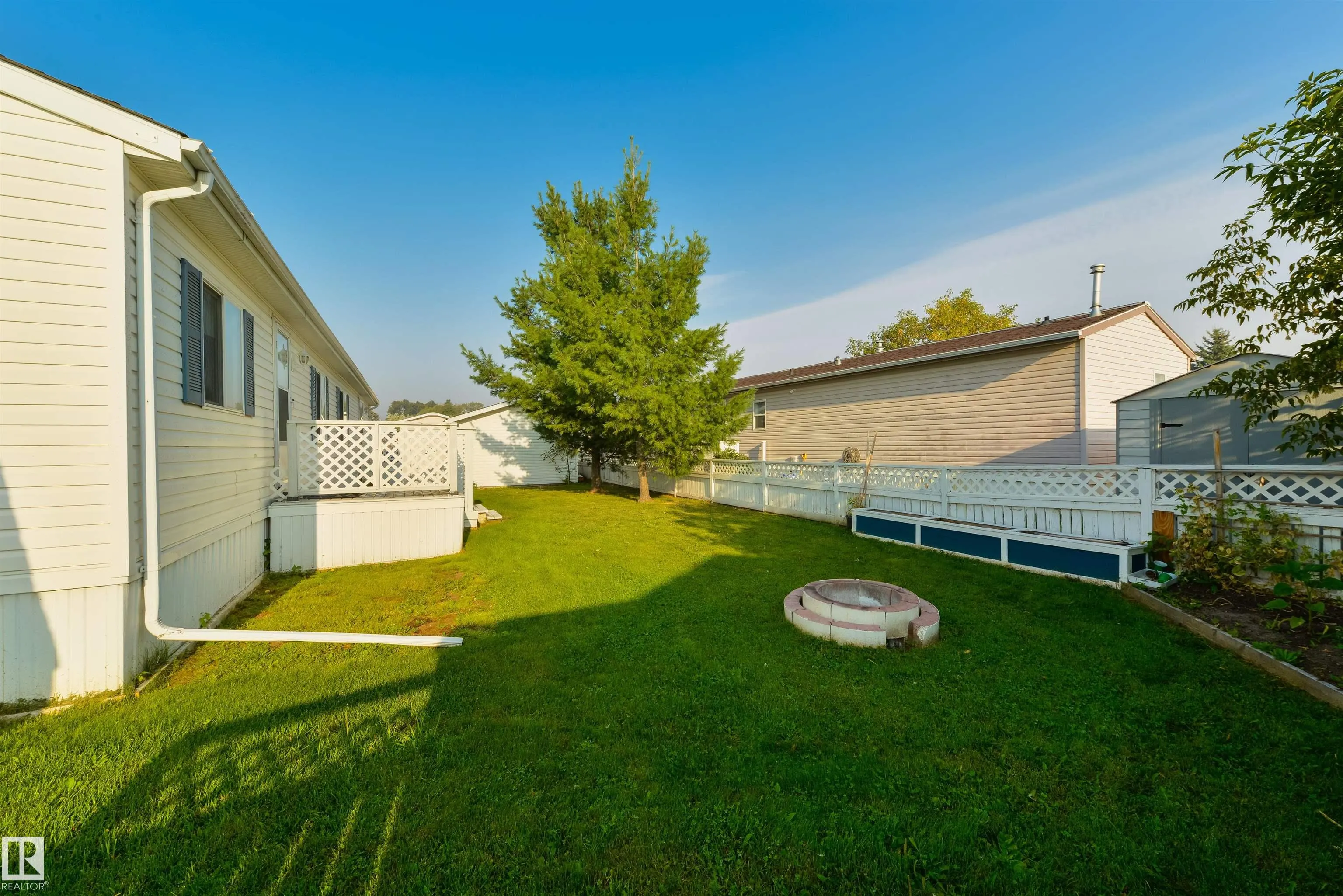 2835 Lakeside Close