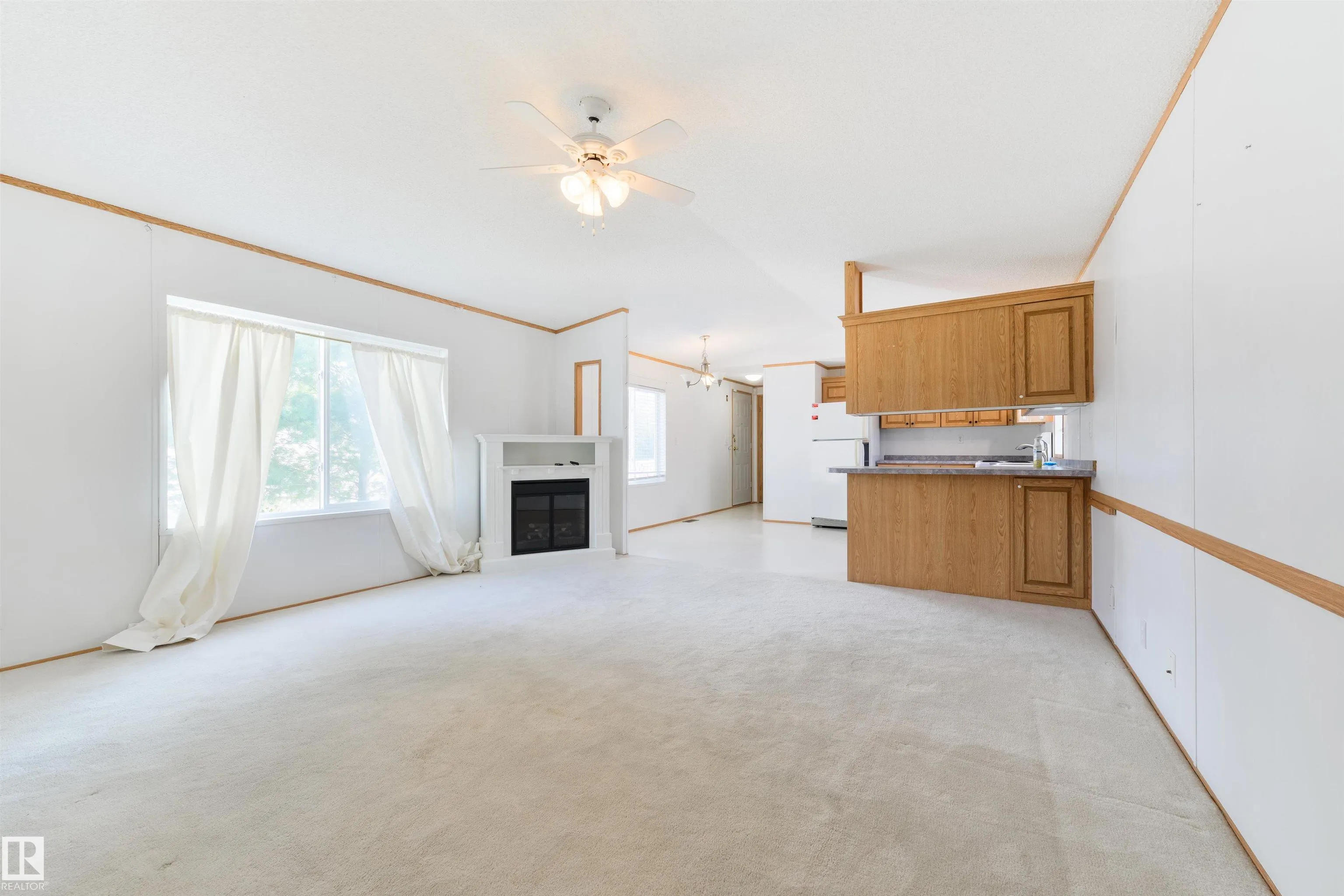 2835 Lakeside Close