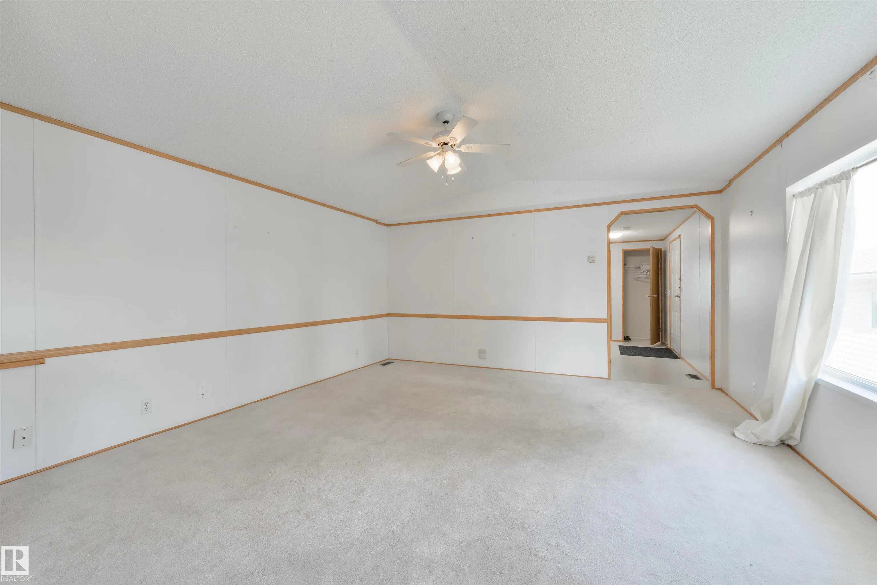 2835 Lakeside Close