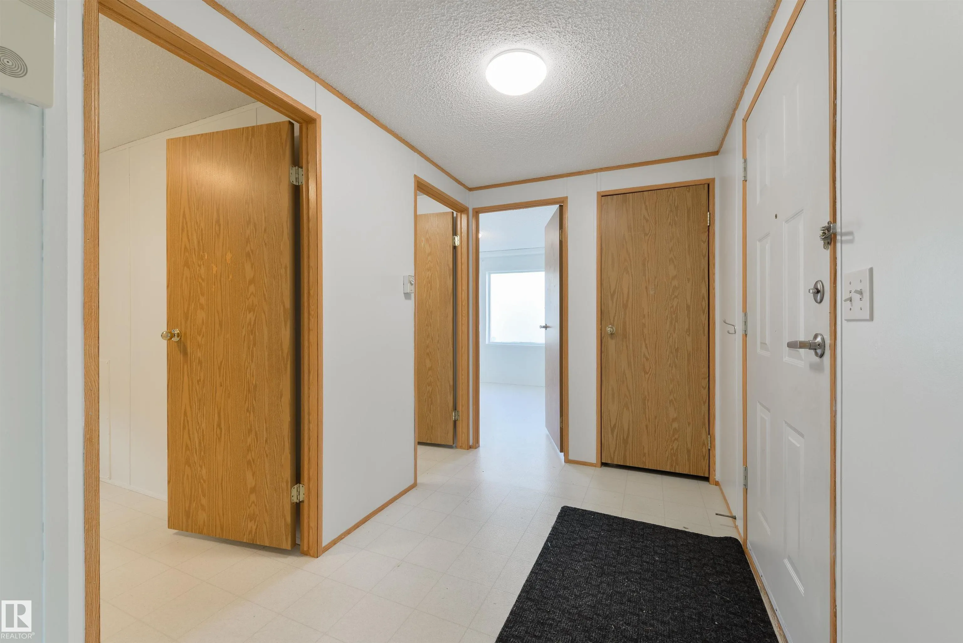 2835 Lakeside Close