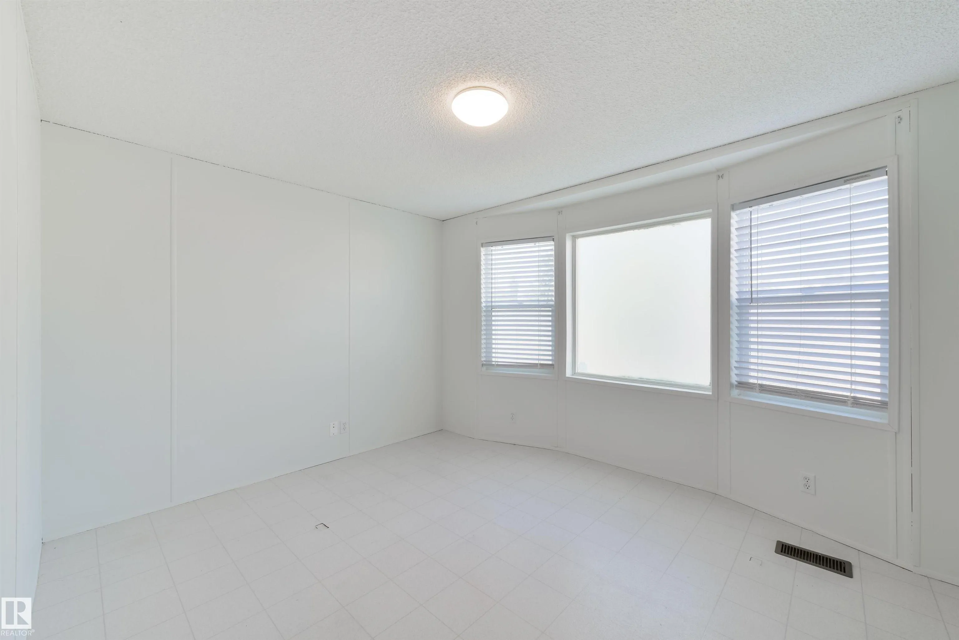 2835 Lakeside Close