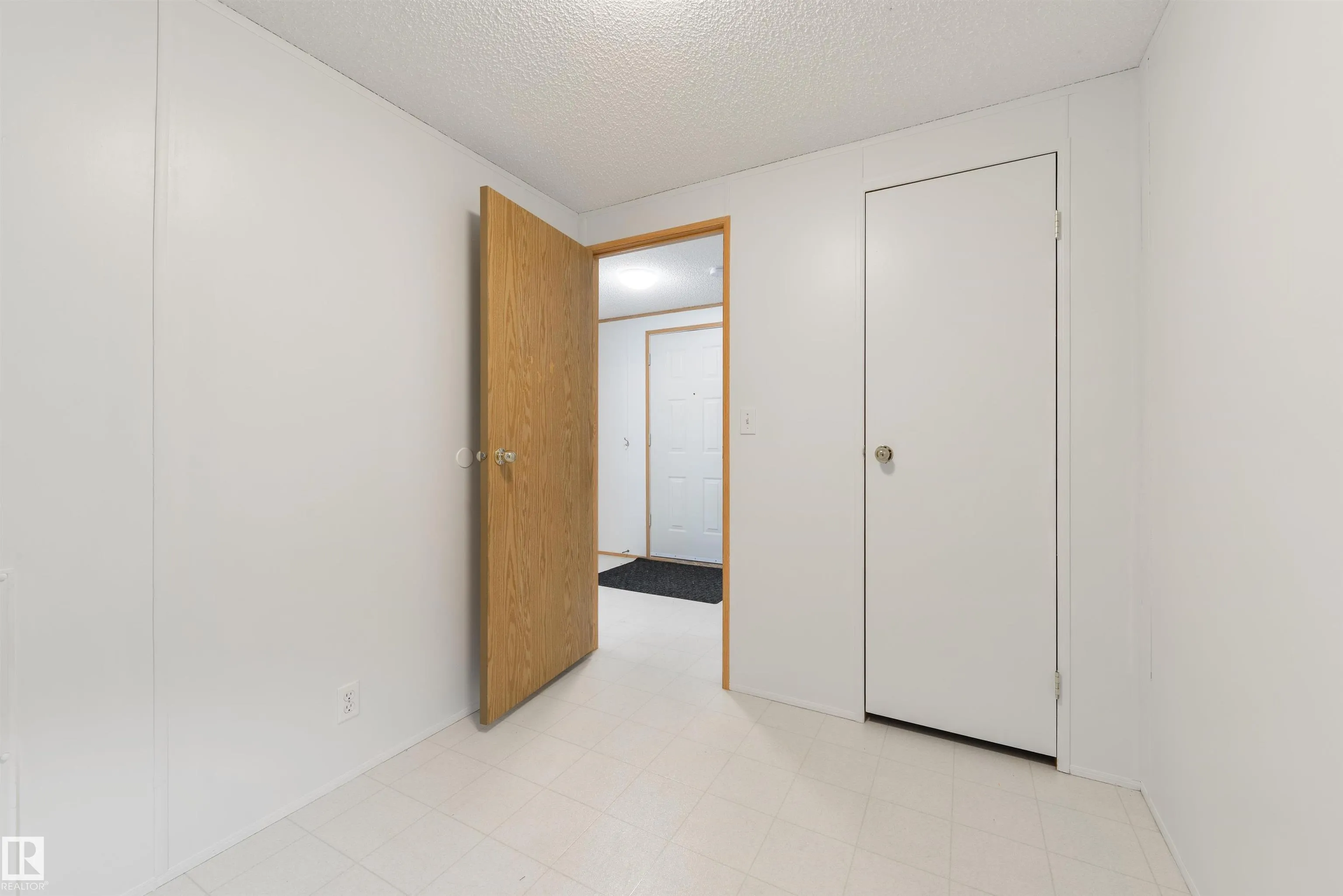 2835 Lakeside Close