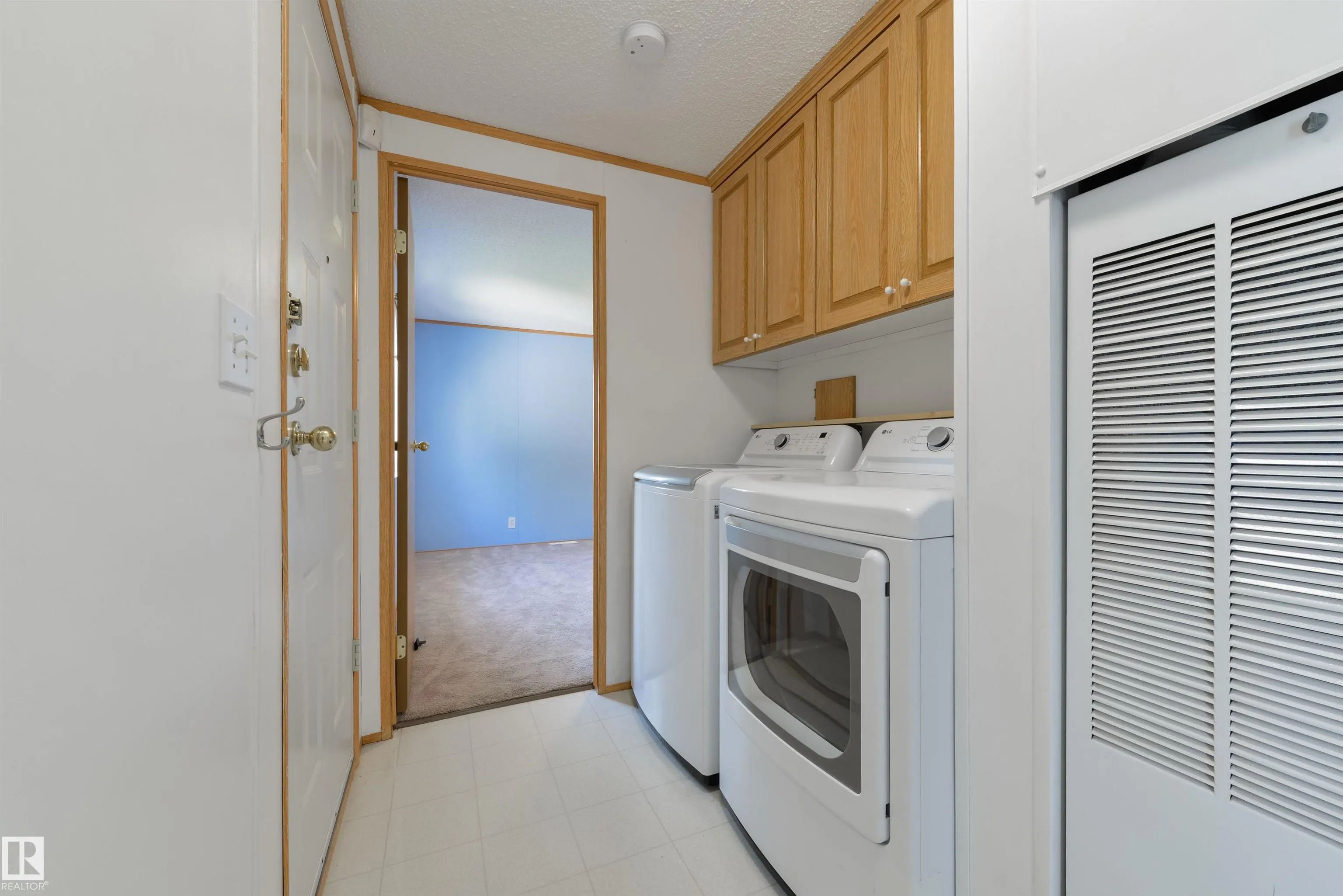 2835 Lakeside Close