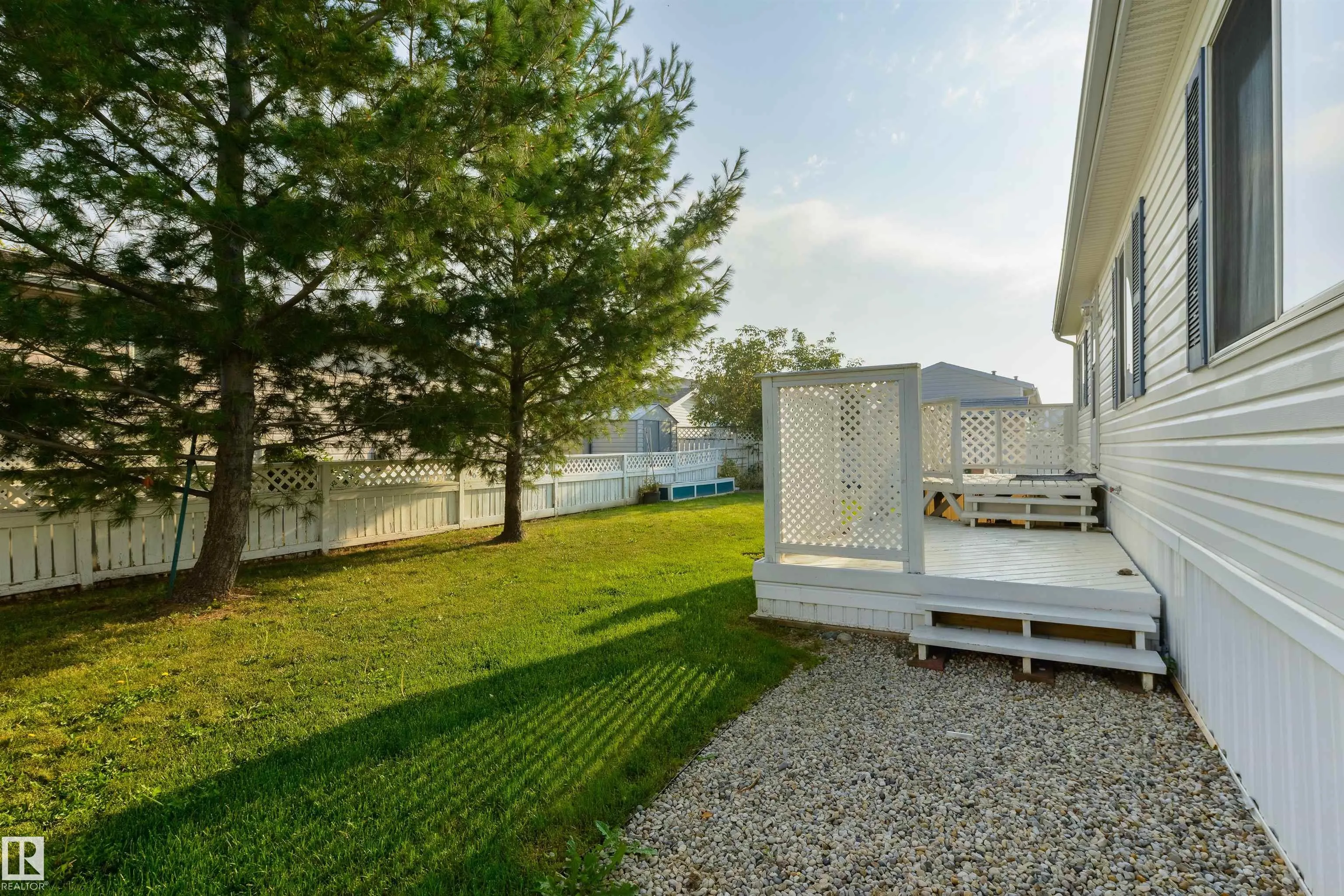 2835 Lakeside Close