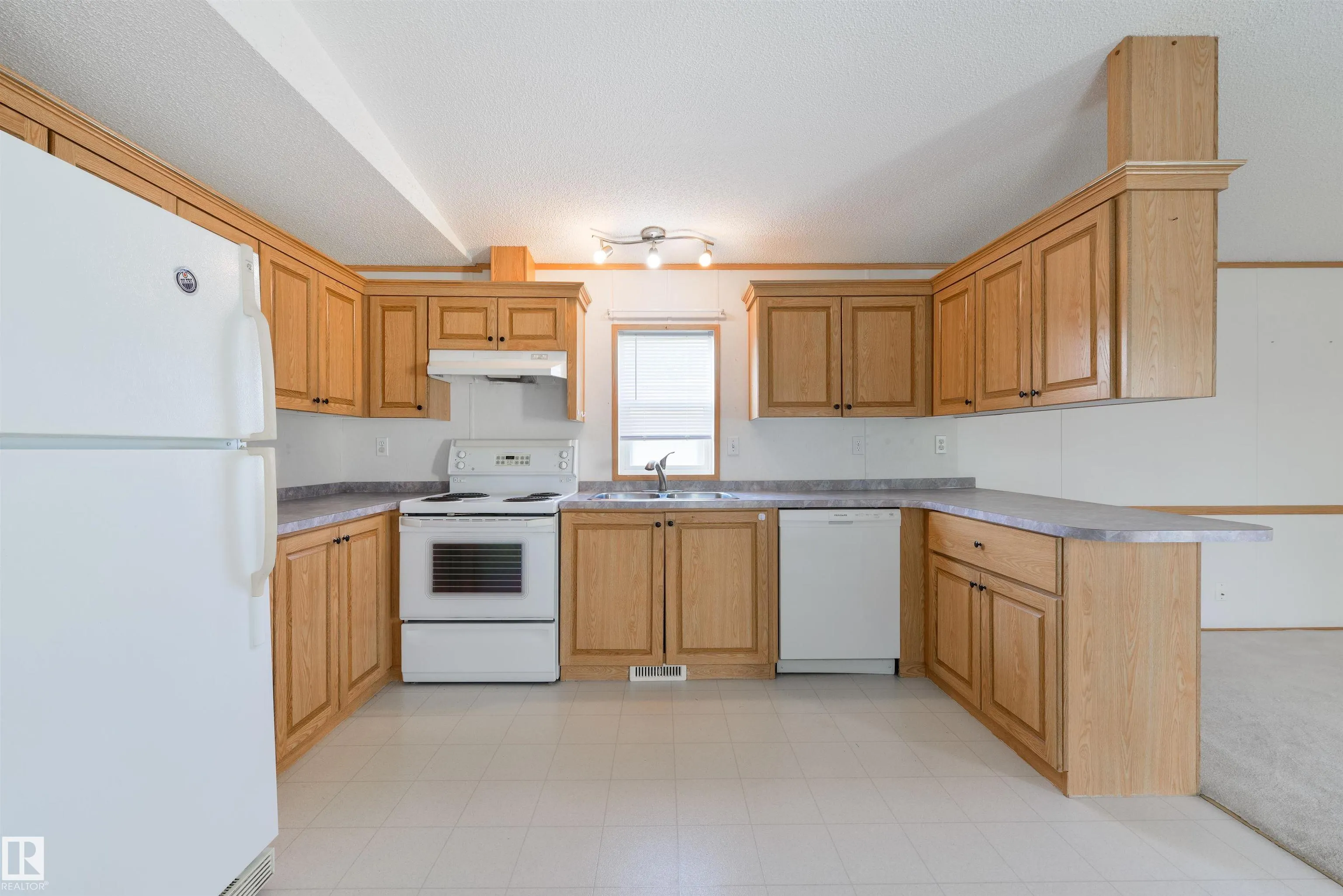 2835 Lakeside Close