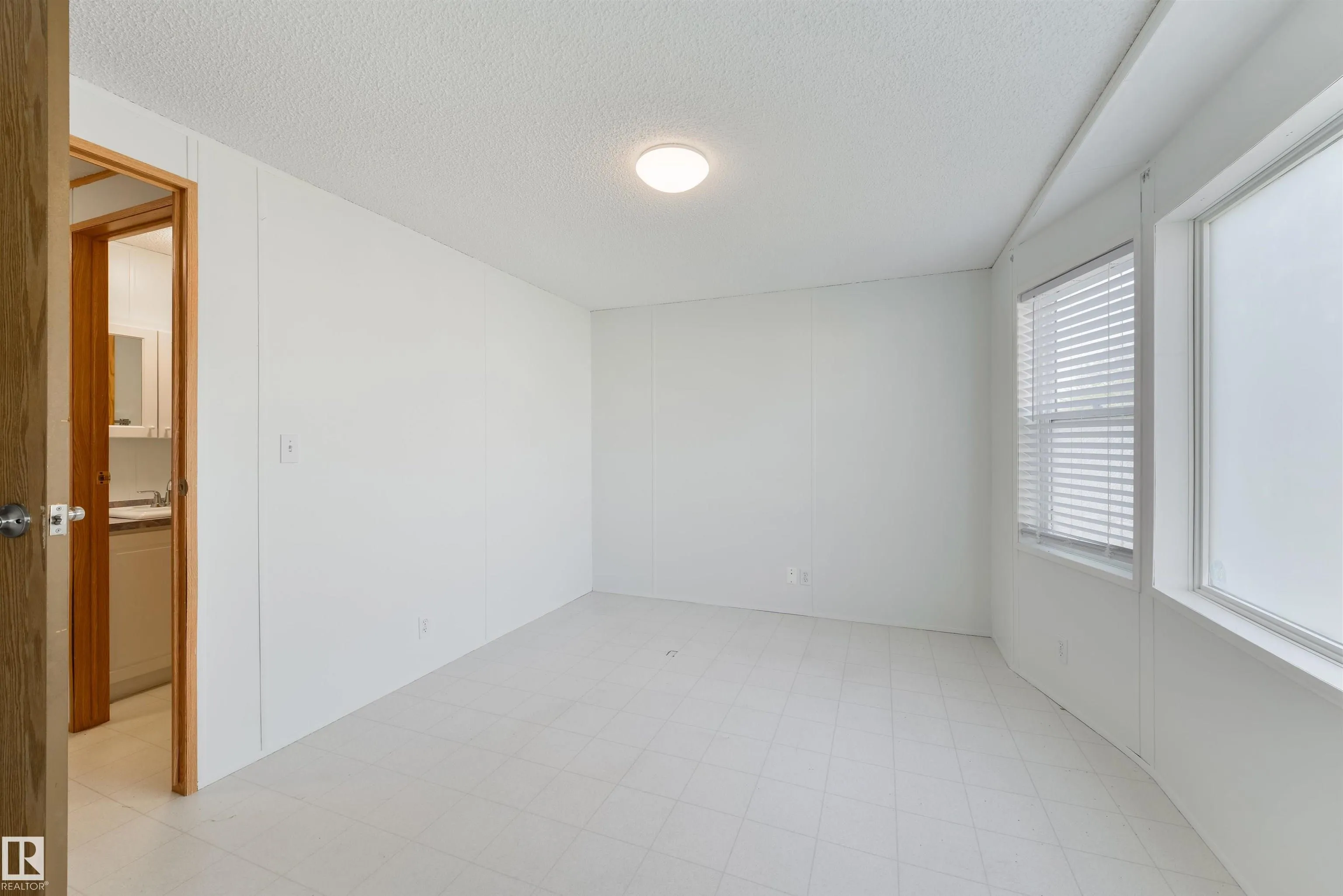 2835 Lakeside Close