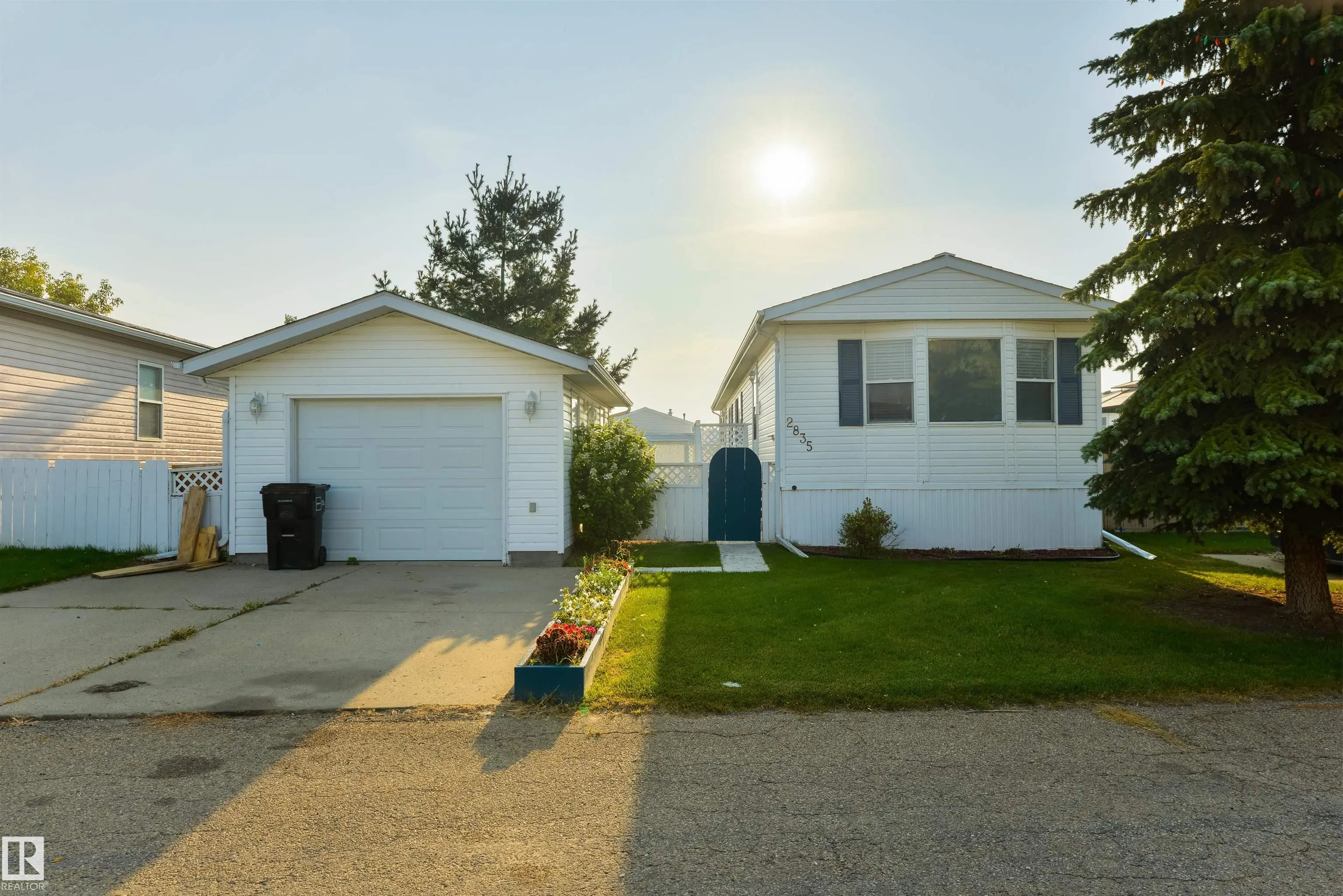 2835 Lakeside Close