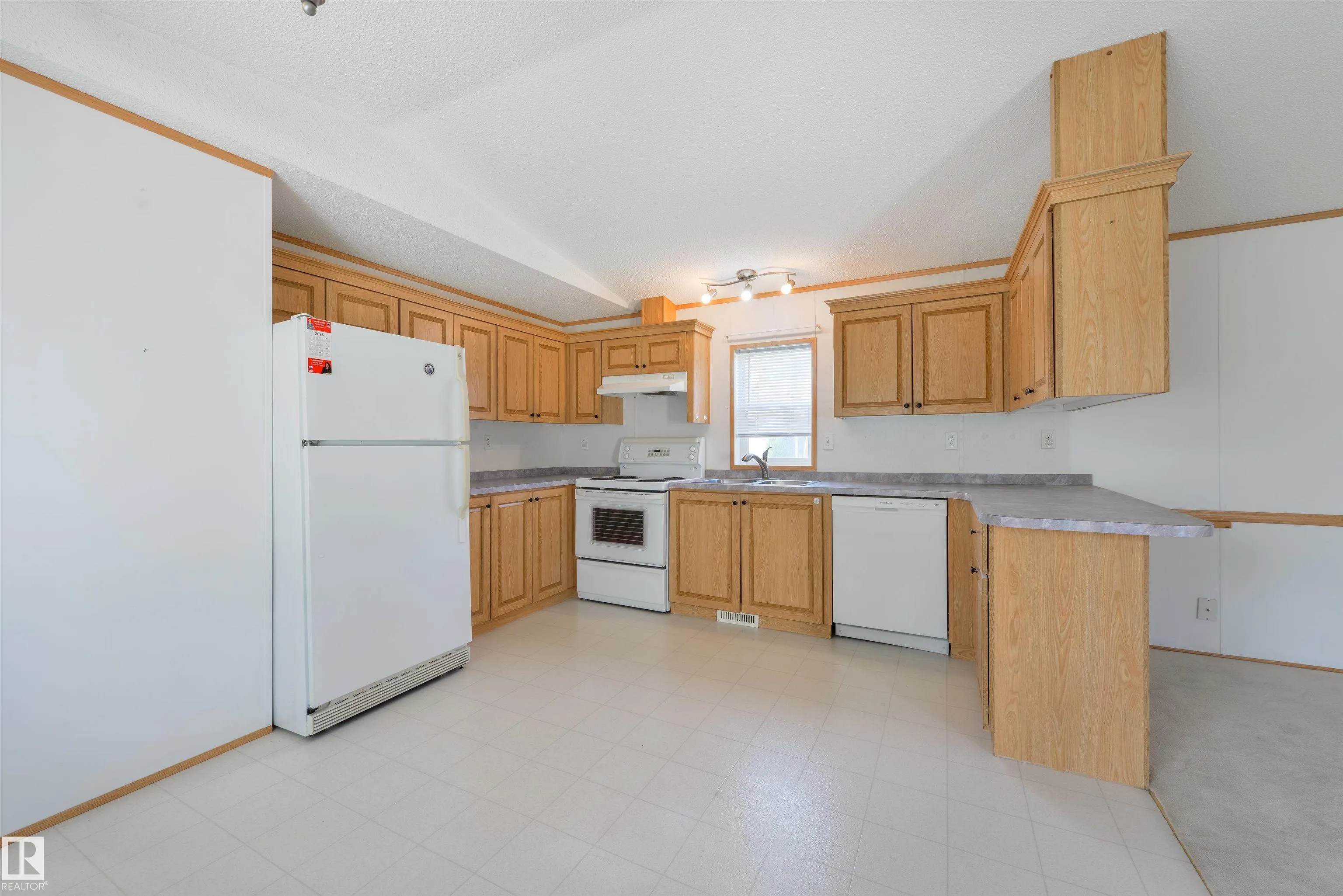 2835 Lakeside Close