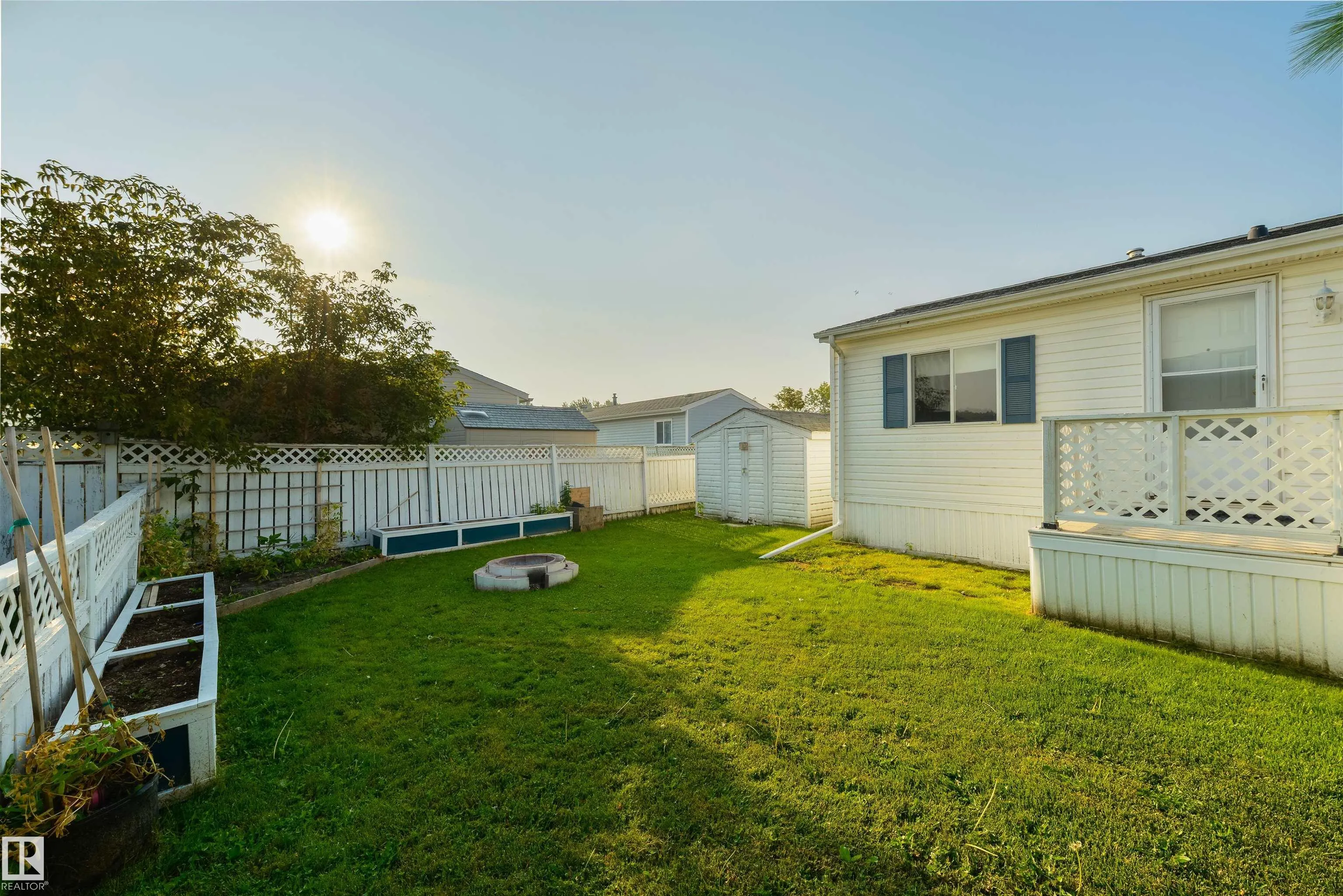 2835 Lakeside Close