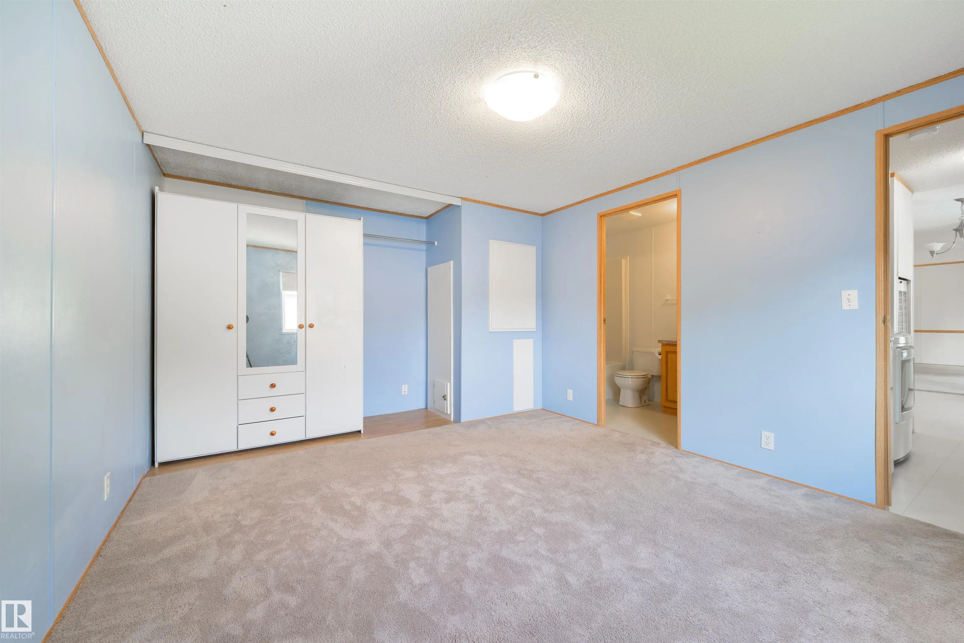 2835 Lakeside Close