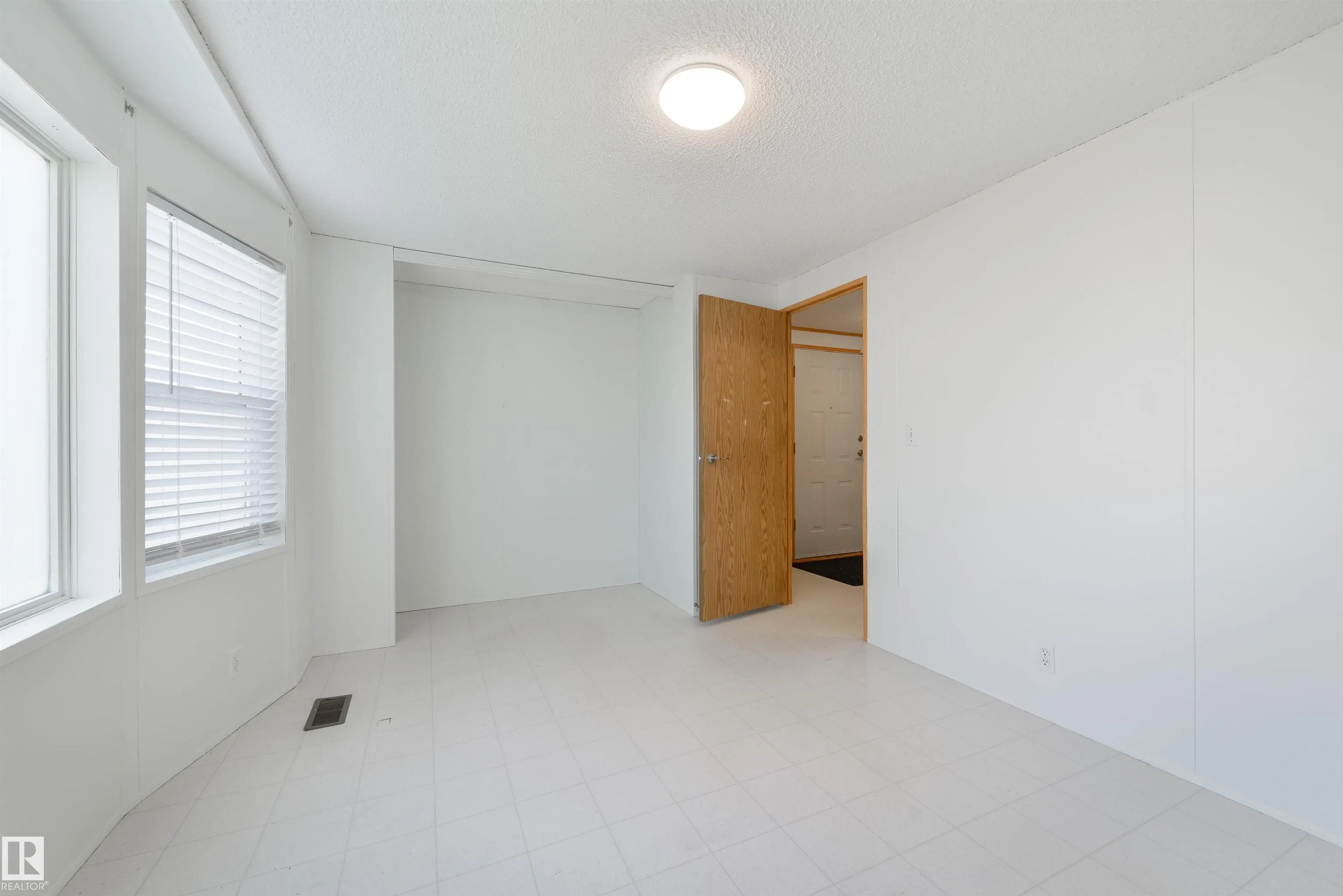 2835 Lakeside Close