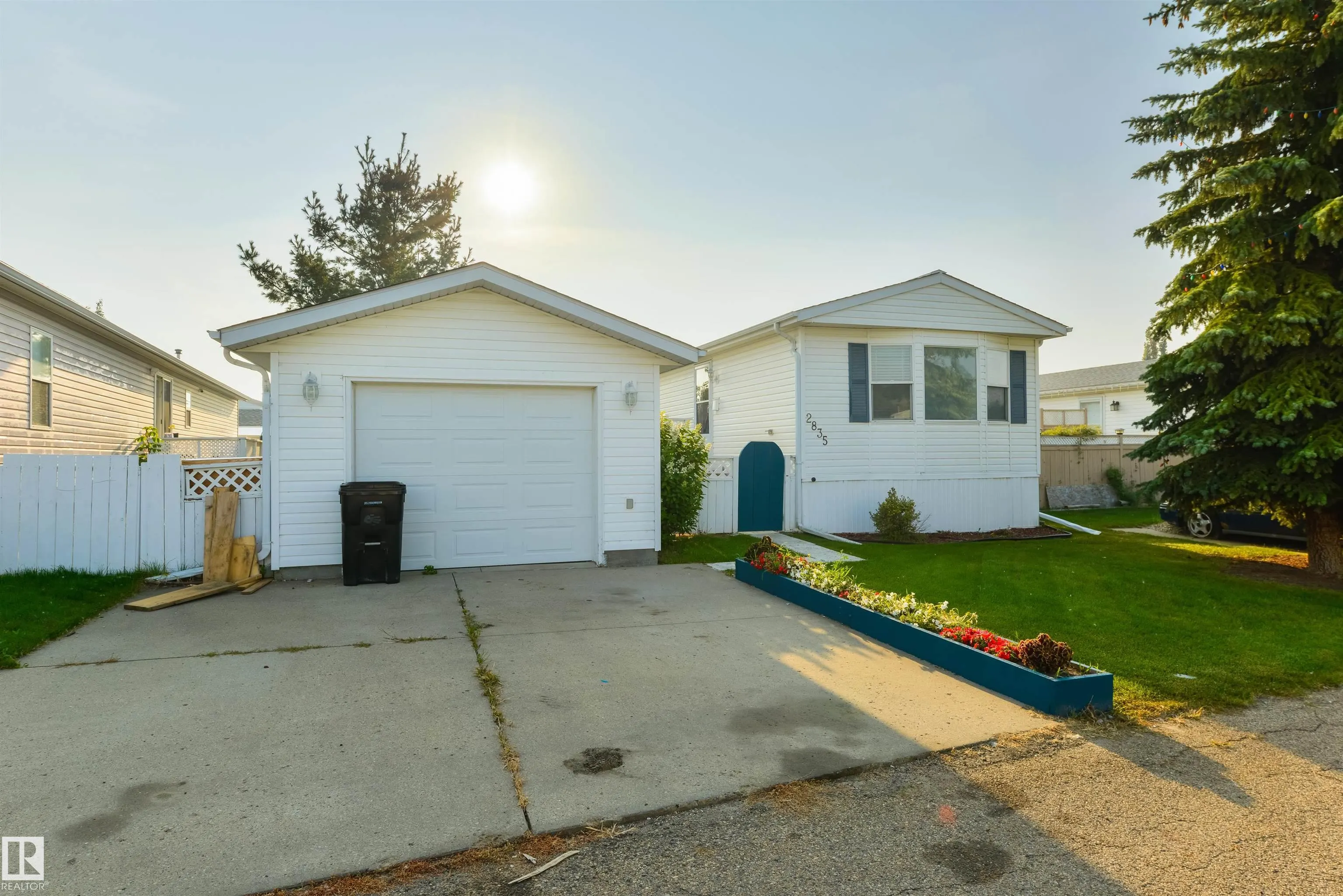 2835 Lakeside Close