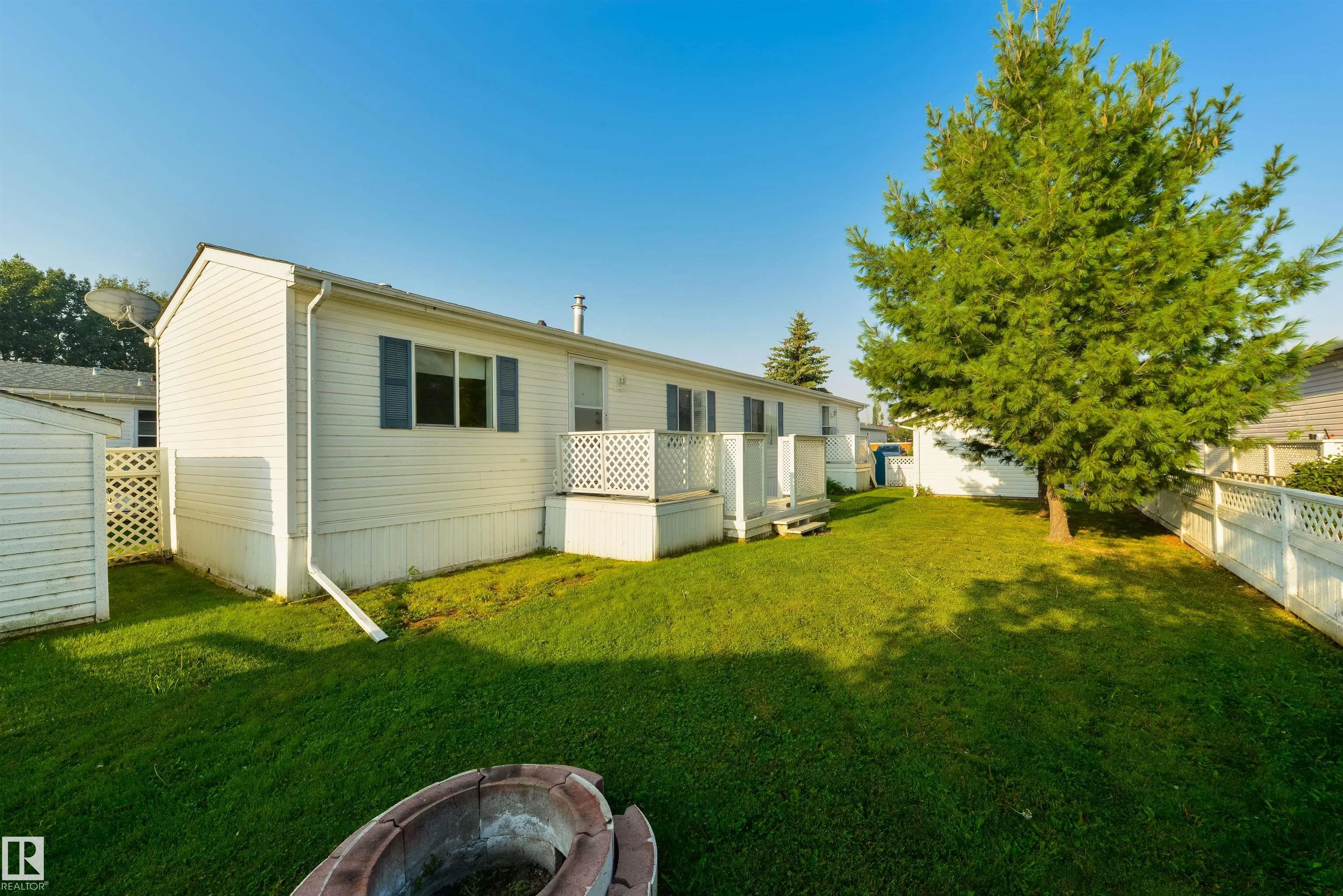 2835 Lakeside Close
