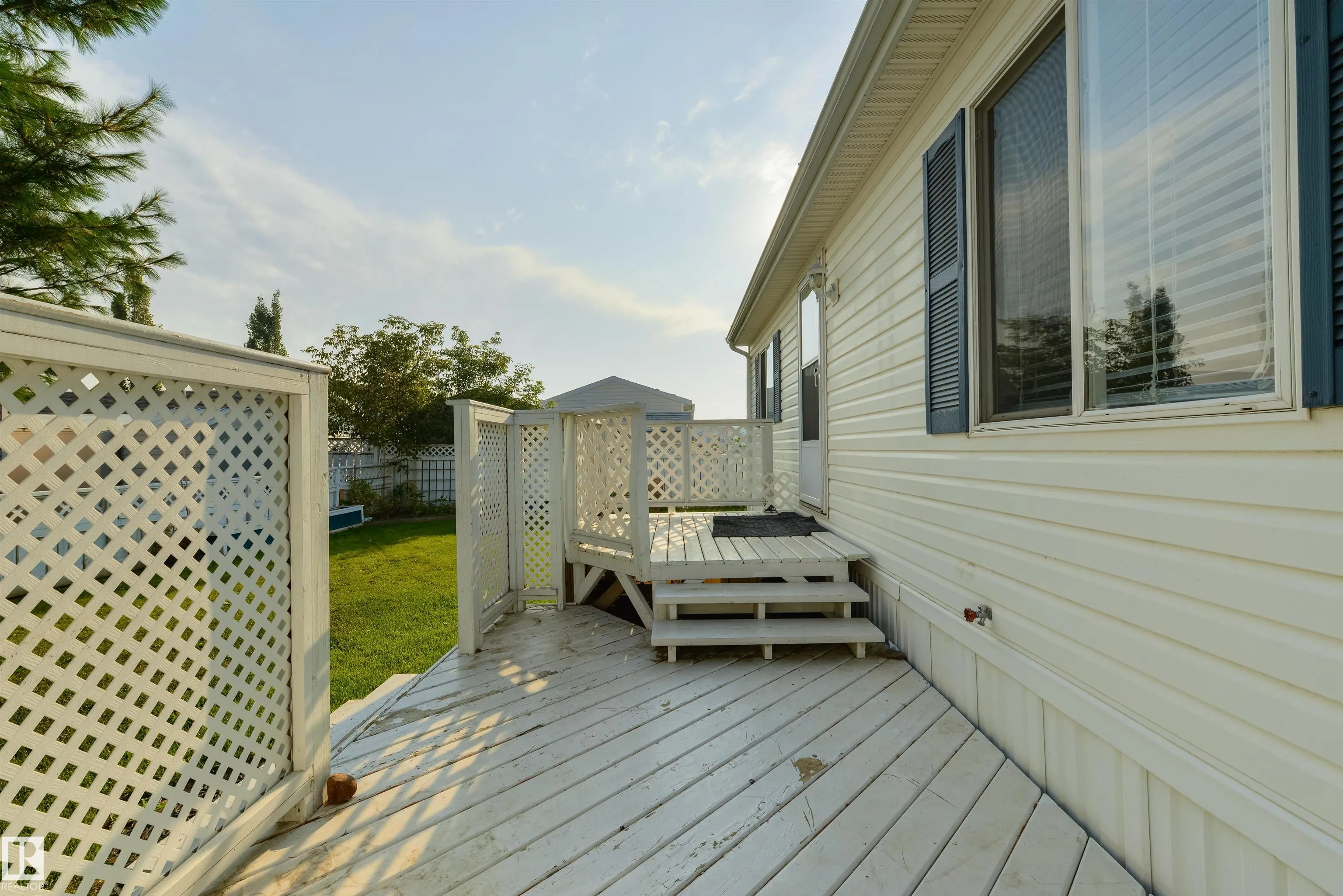 2835 Lakeside Close