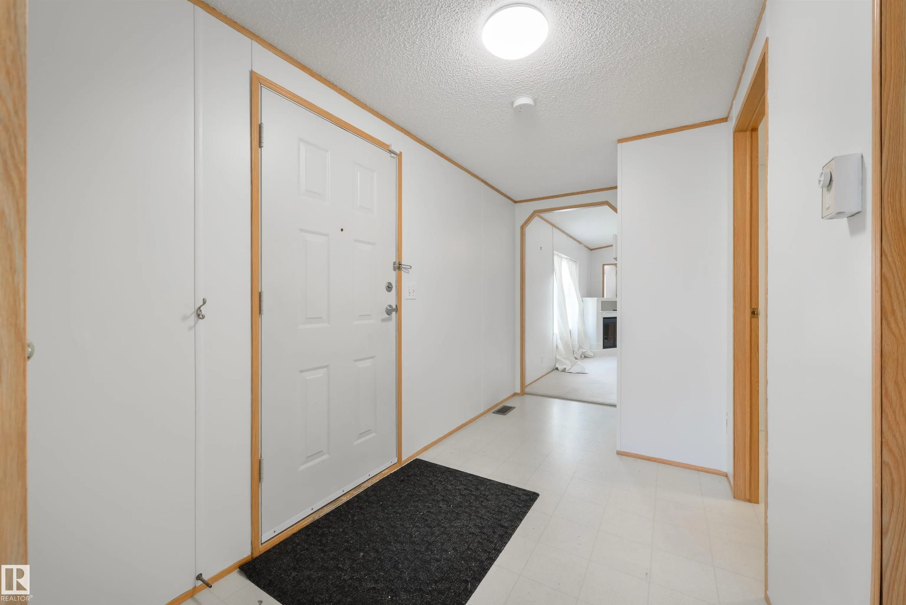 2835 Lakeside Close