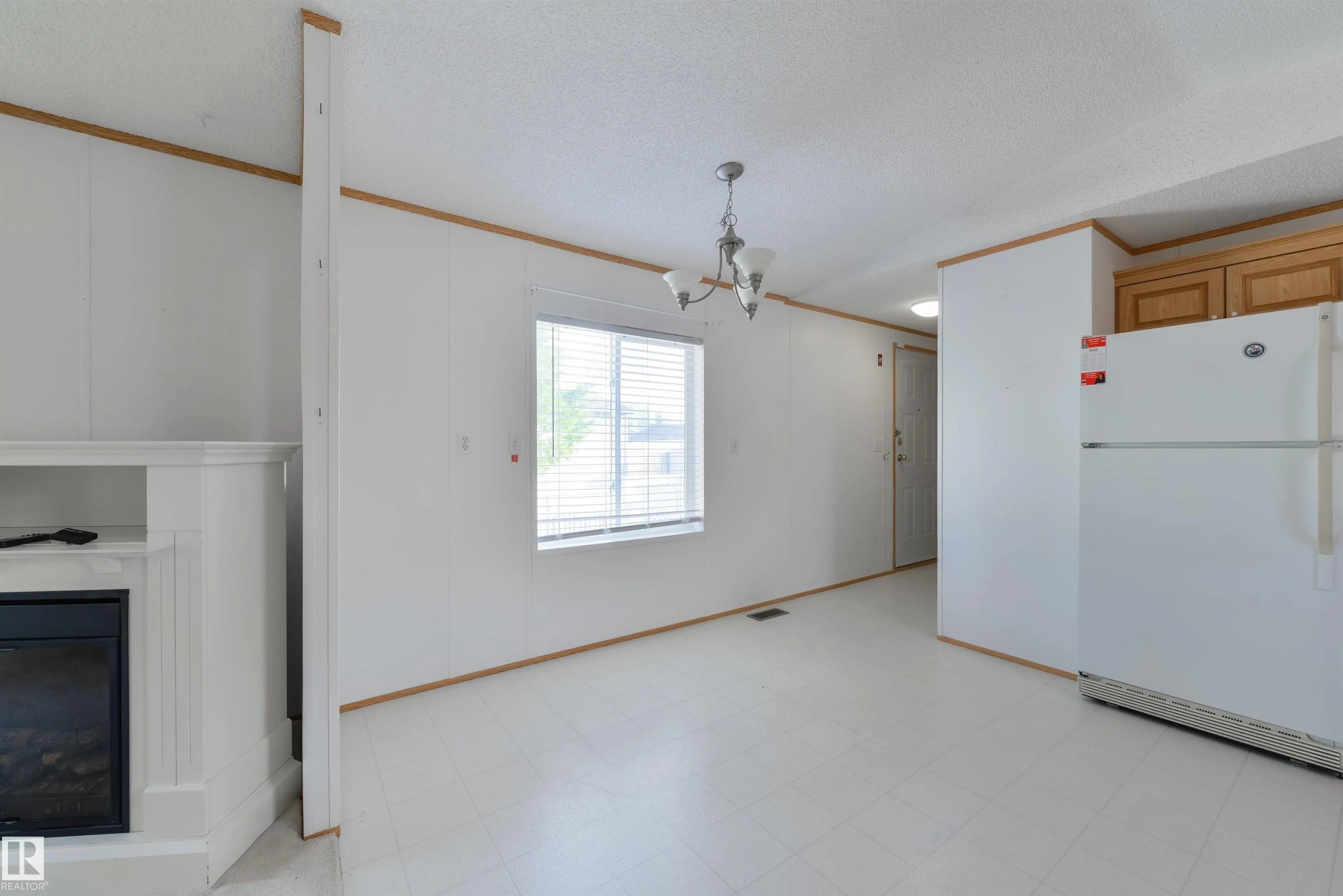 2835 Lakeside Close