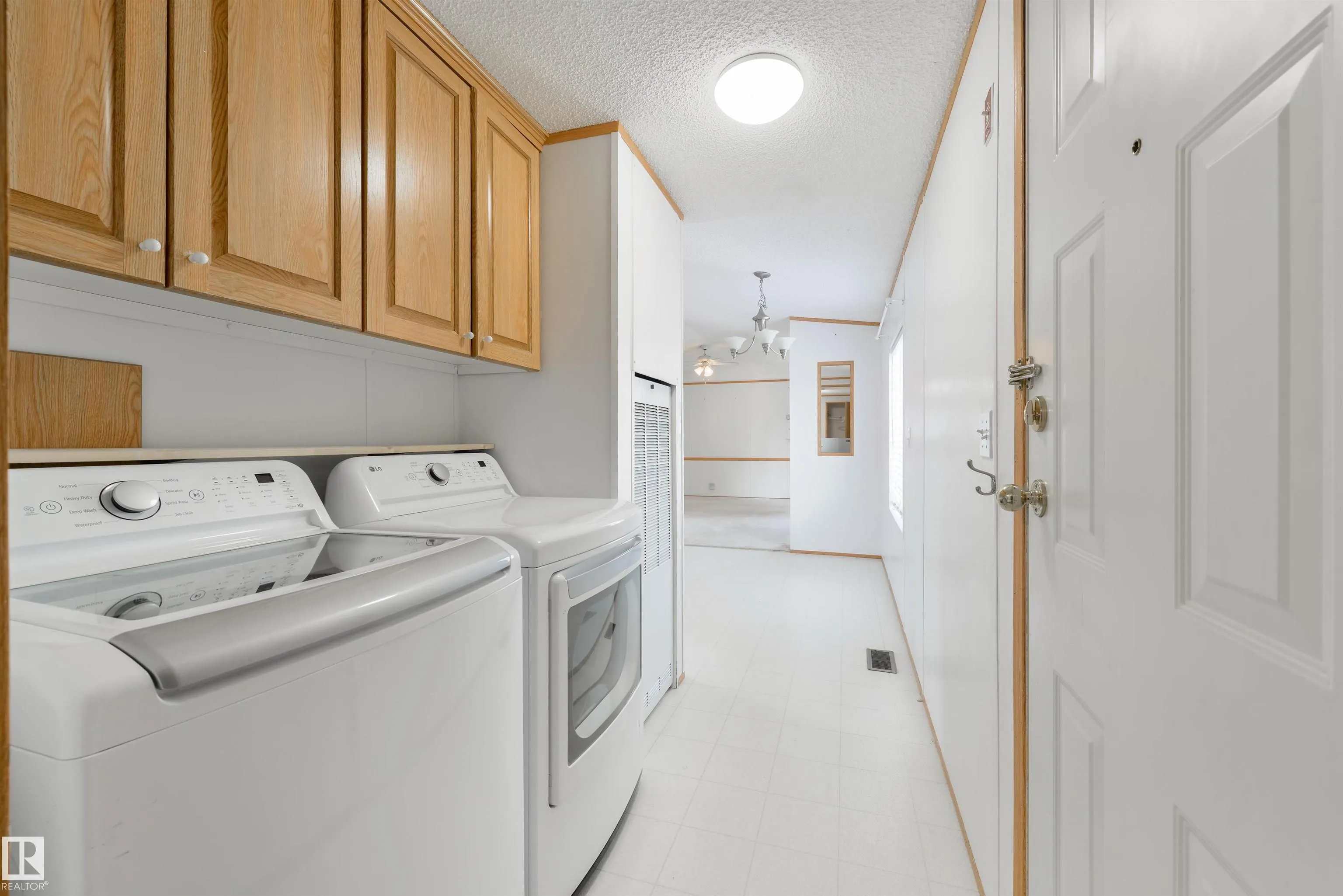 2835 Lakeside Close