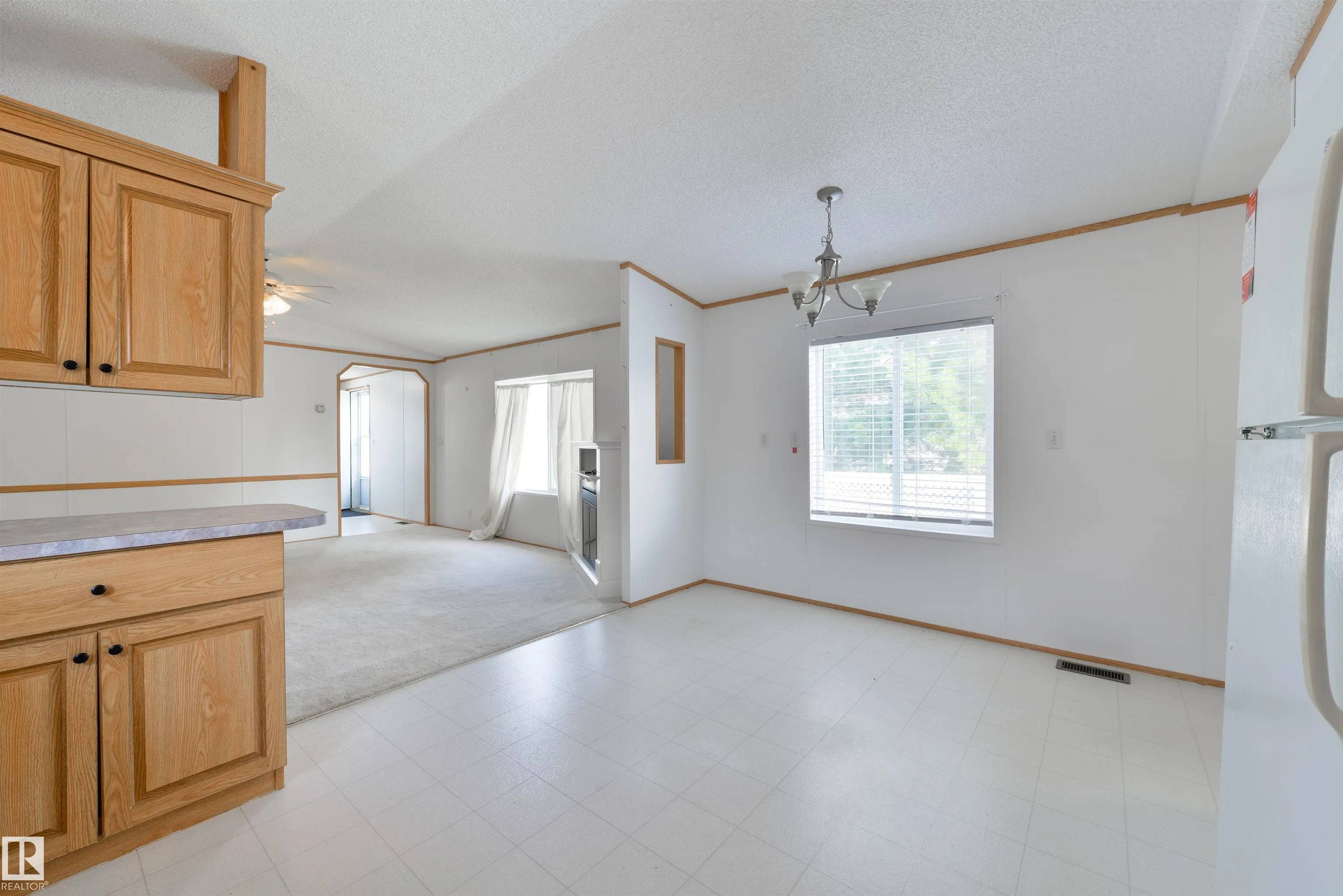 2835 Lakeside Close