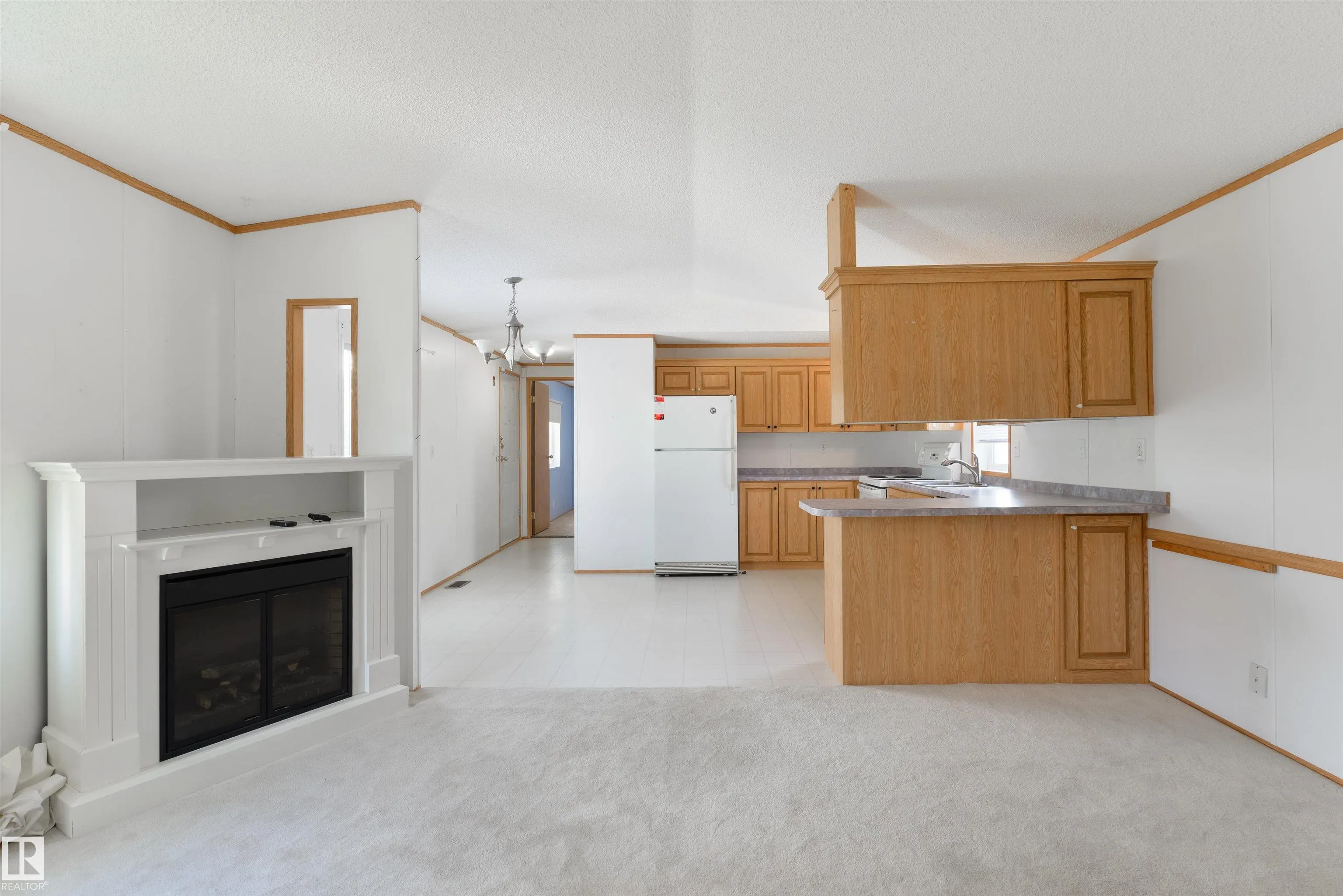 2835 Lakeside Close