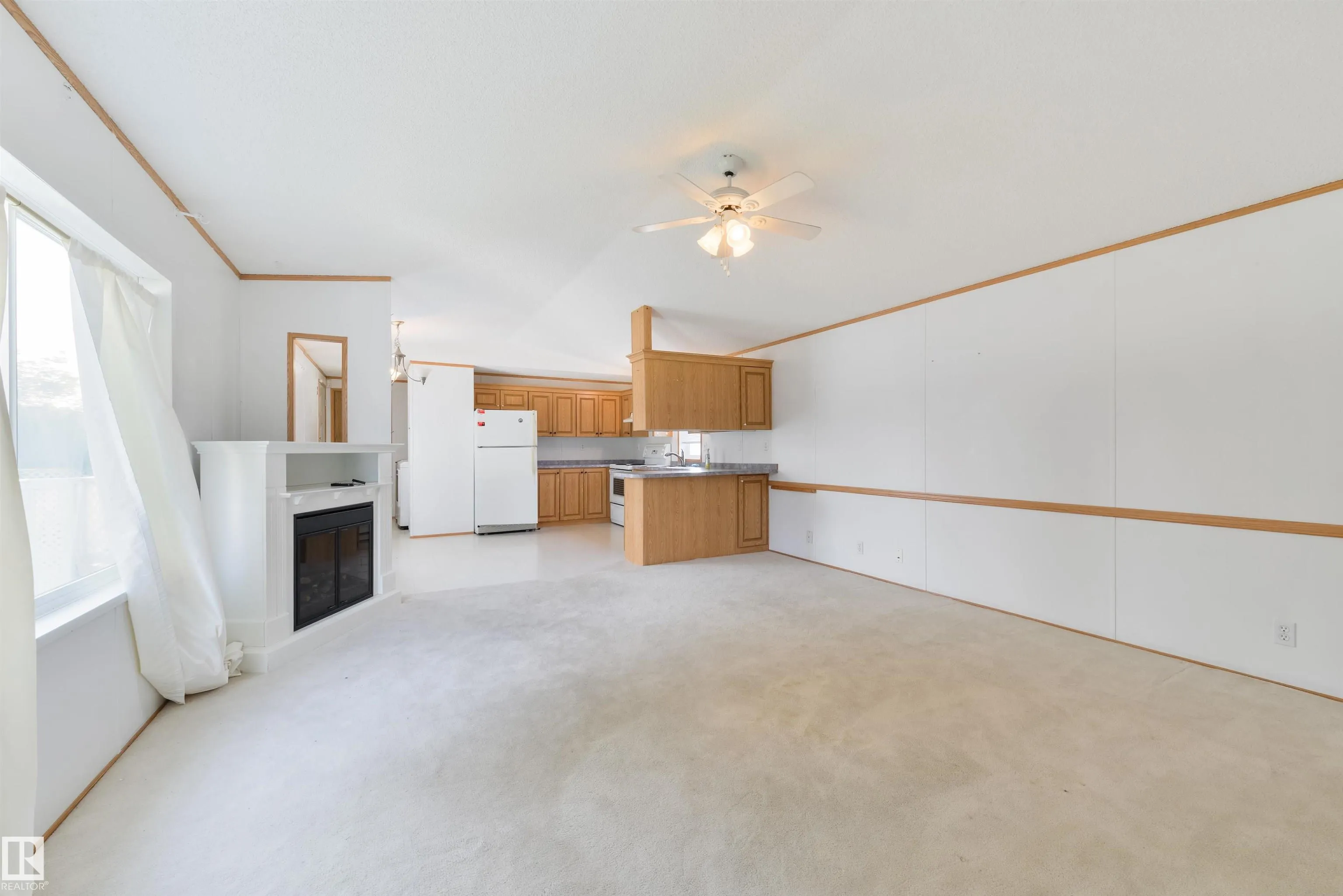 2835 Lakeside Close
