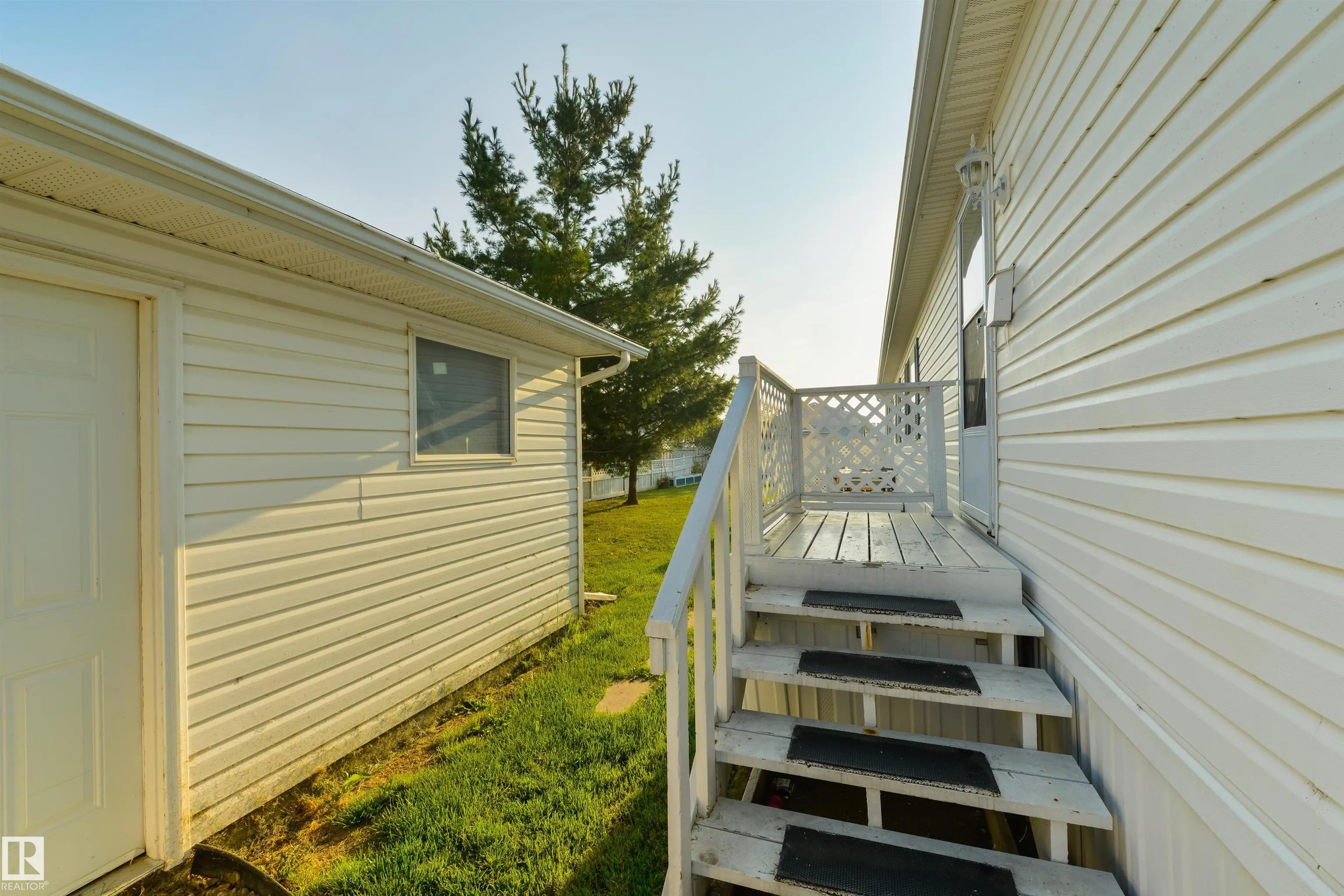 2835 Lakeside Close