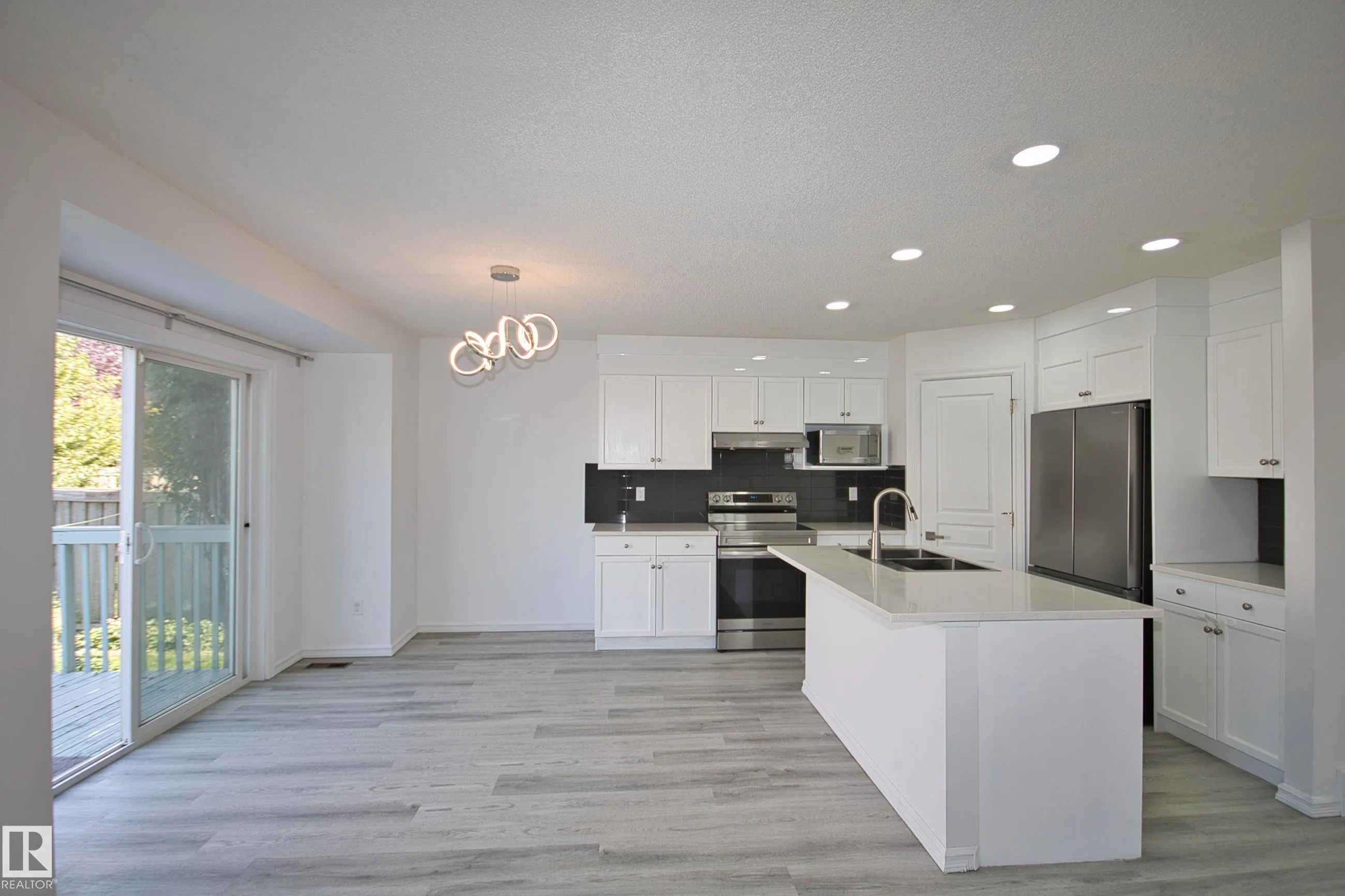 3327 MCPHADDEN Close
