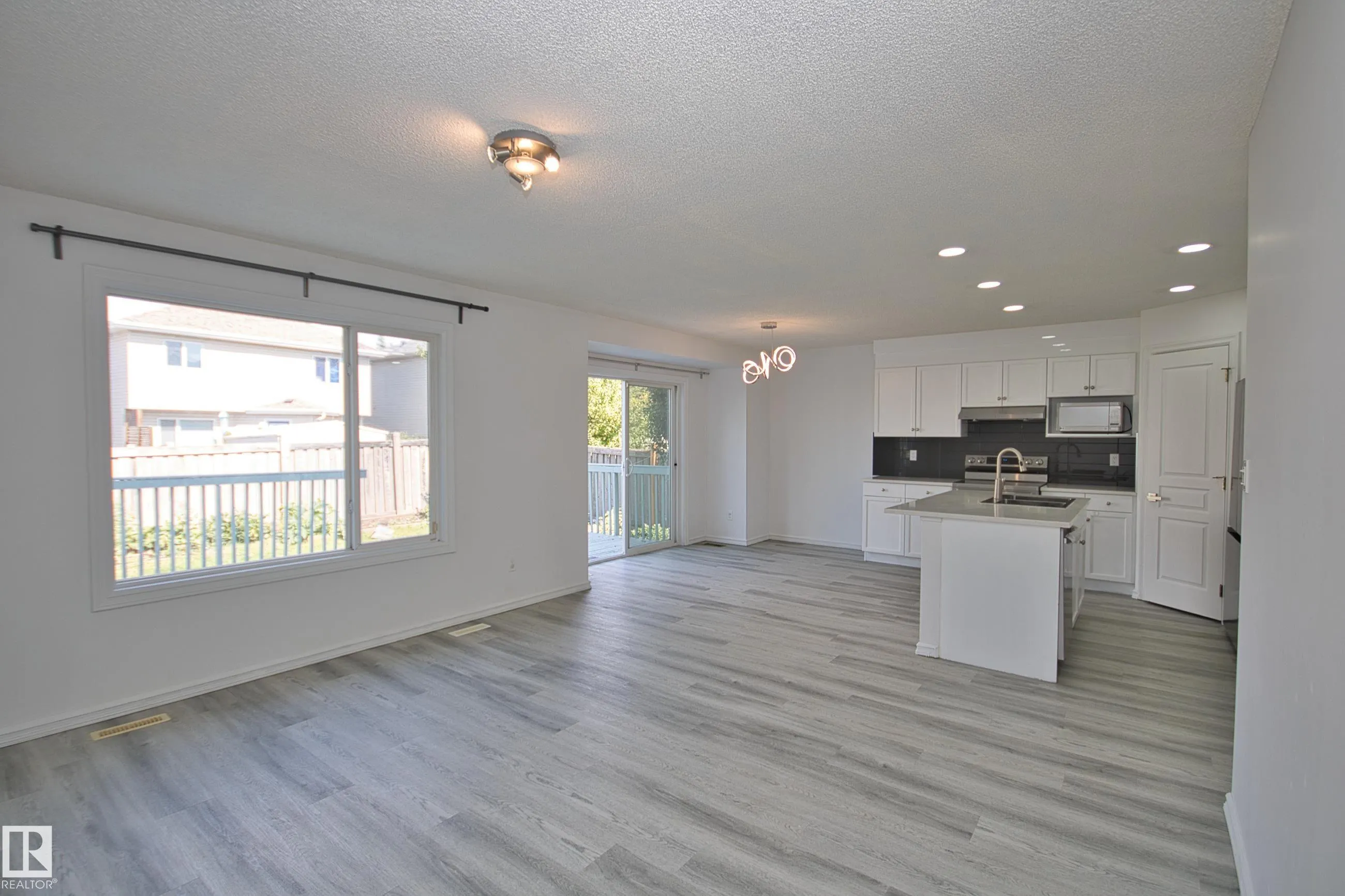 3327 MCPHADDEN Close