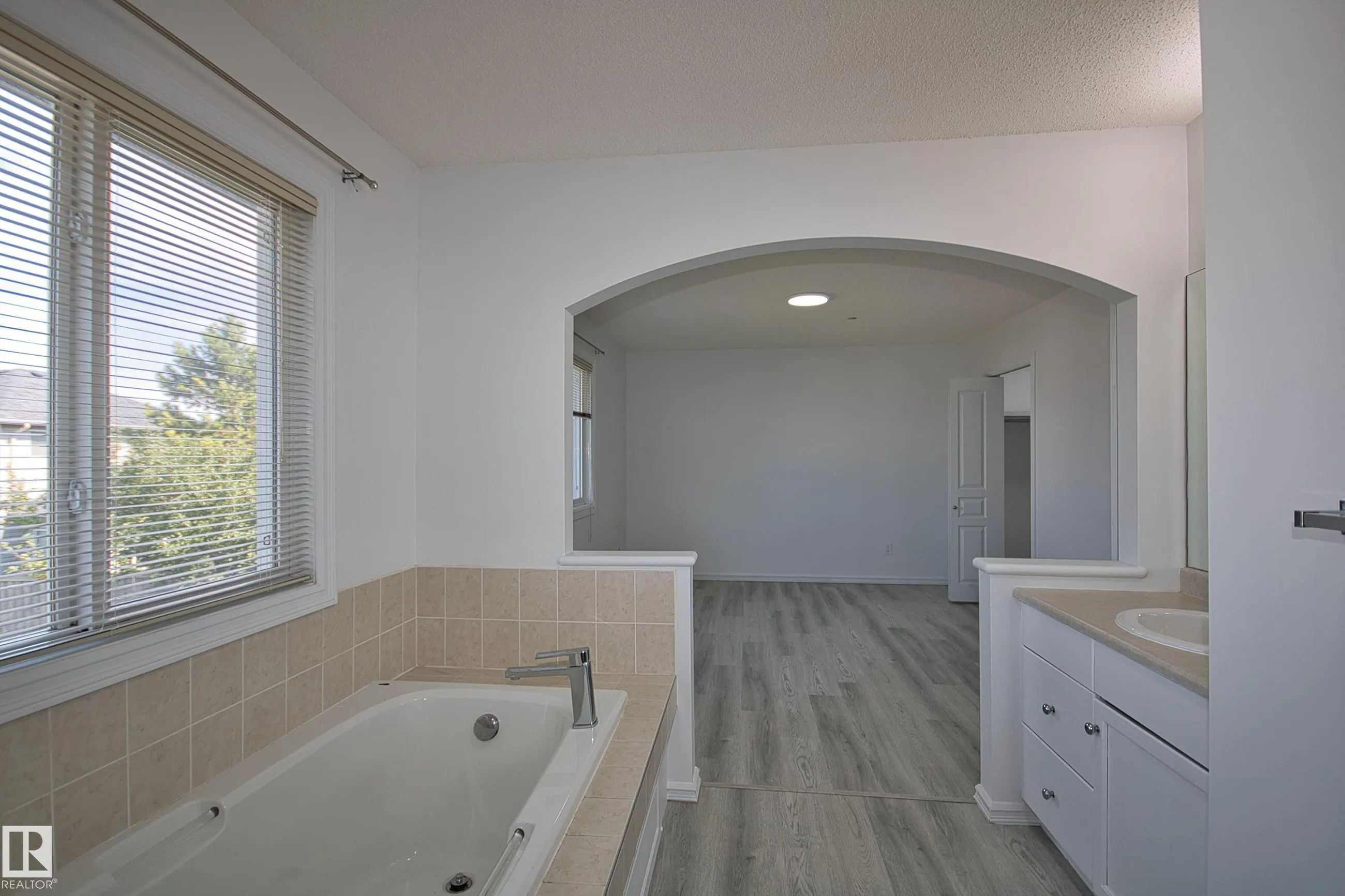 3327 MCPHADDEN Close