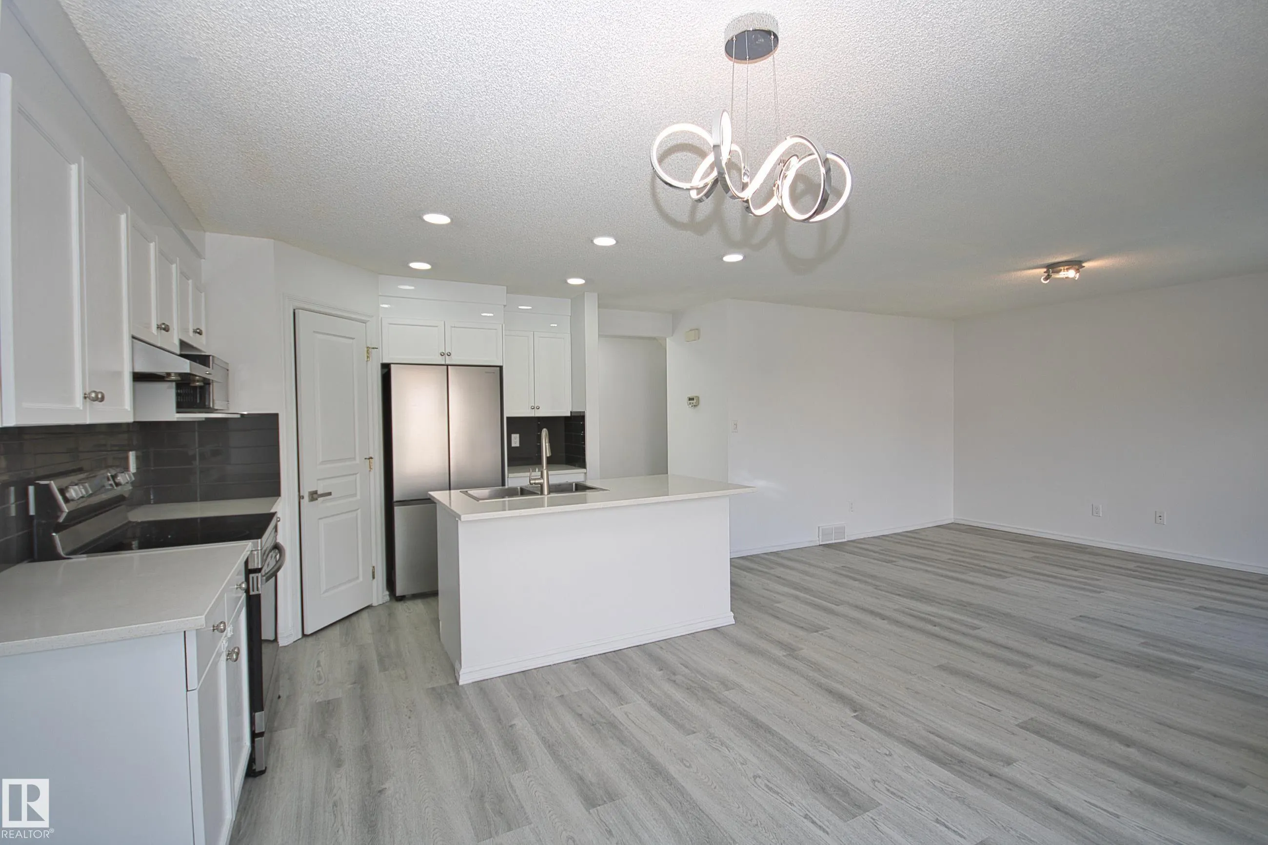 3327 MCPHADDEN Close