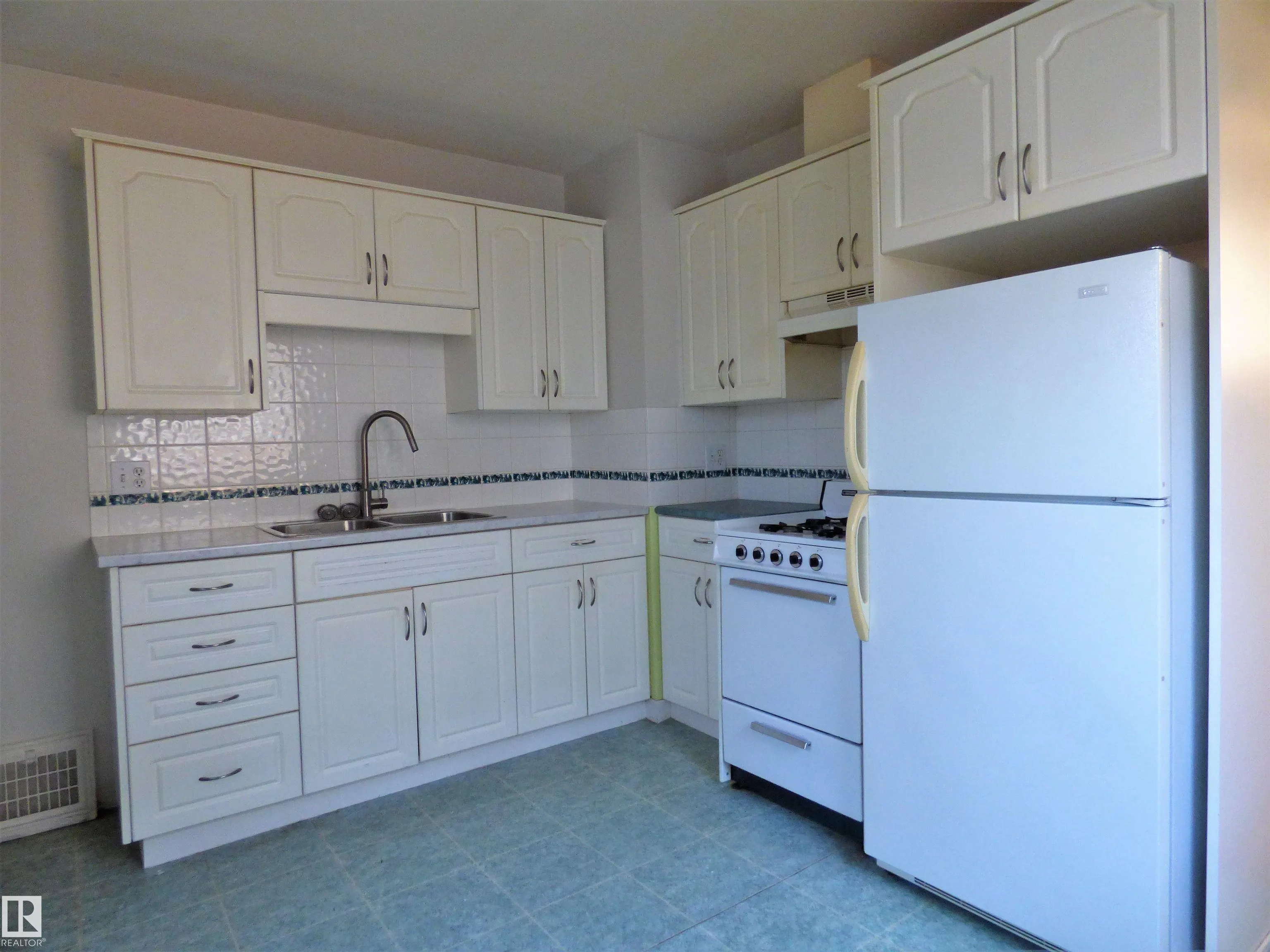 11206 104 Street