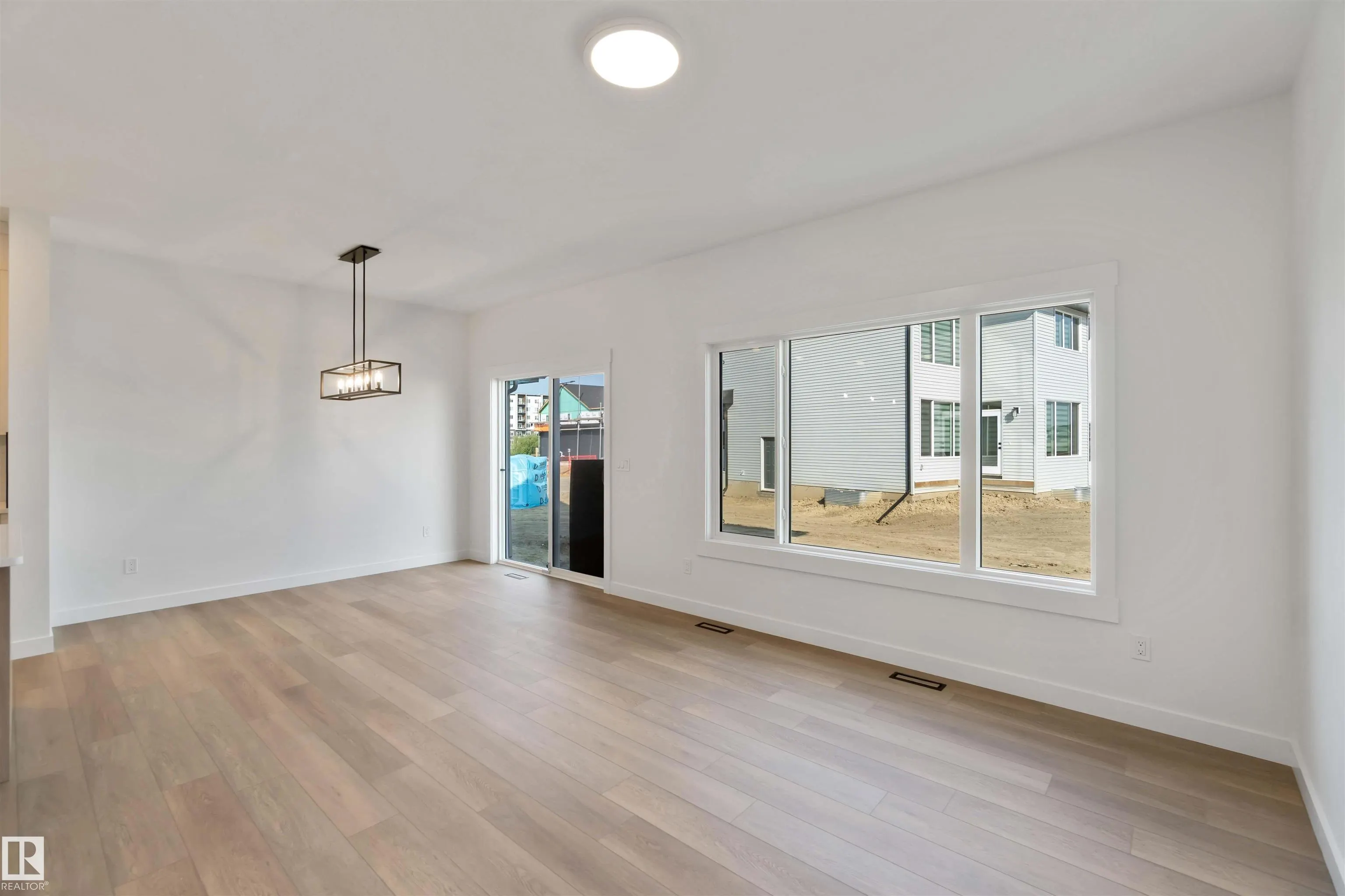 1107 Cristall Crescent