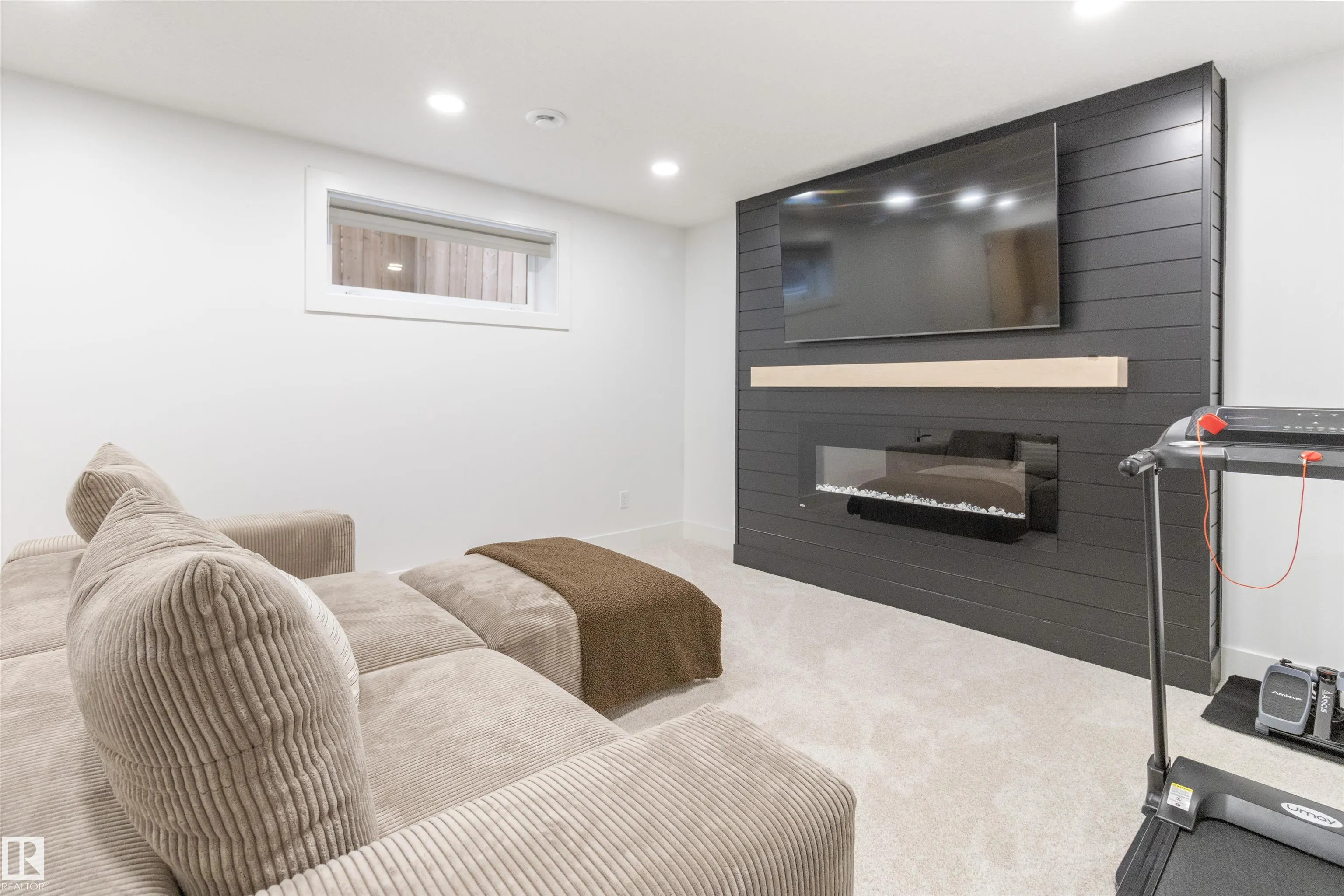 1063 FOXWOOD Crescent