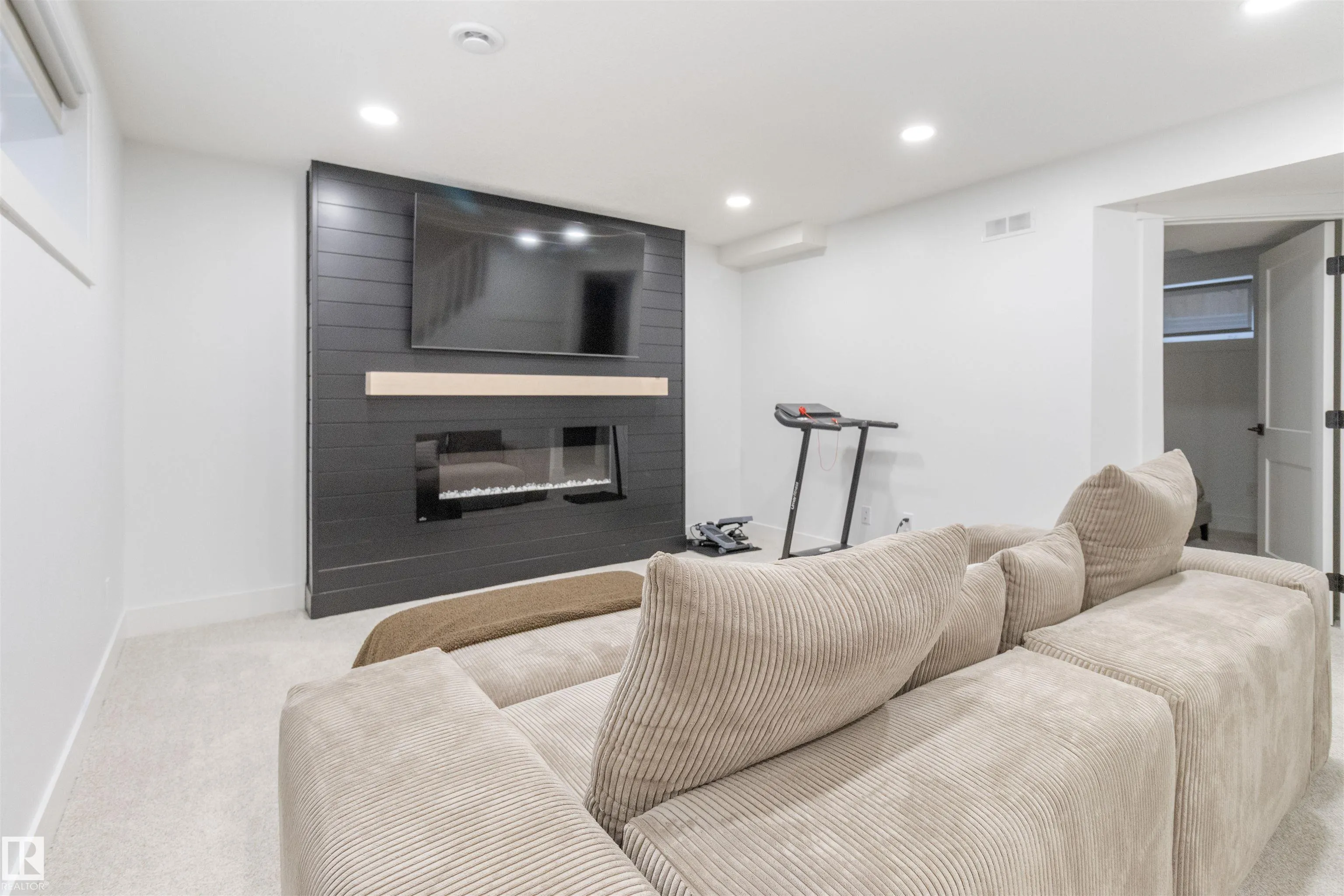 1063 FOXWOOD Crescent