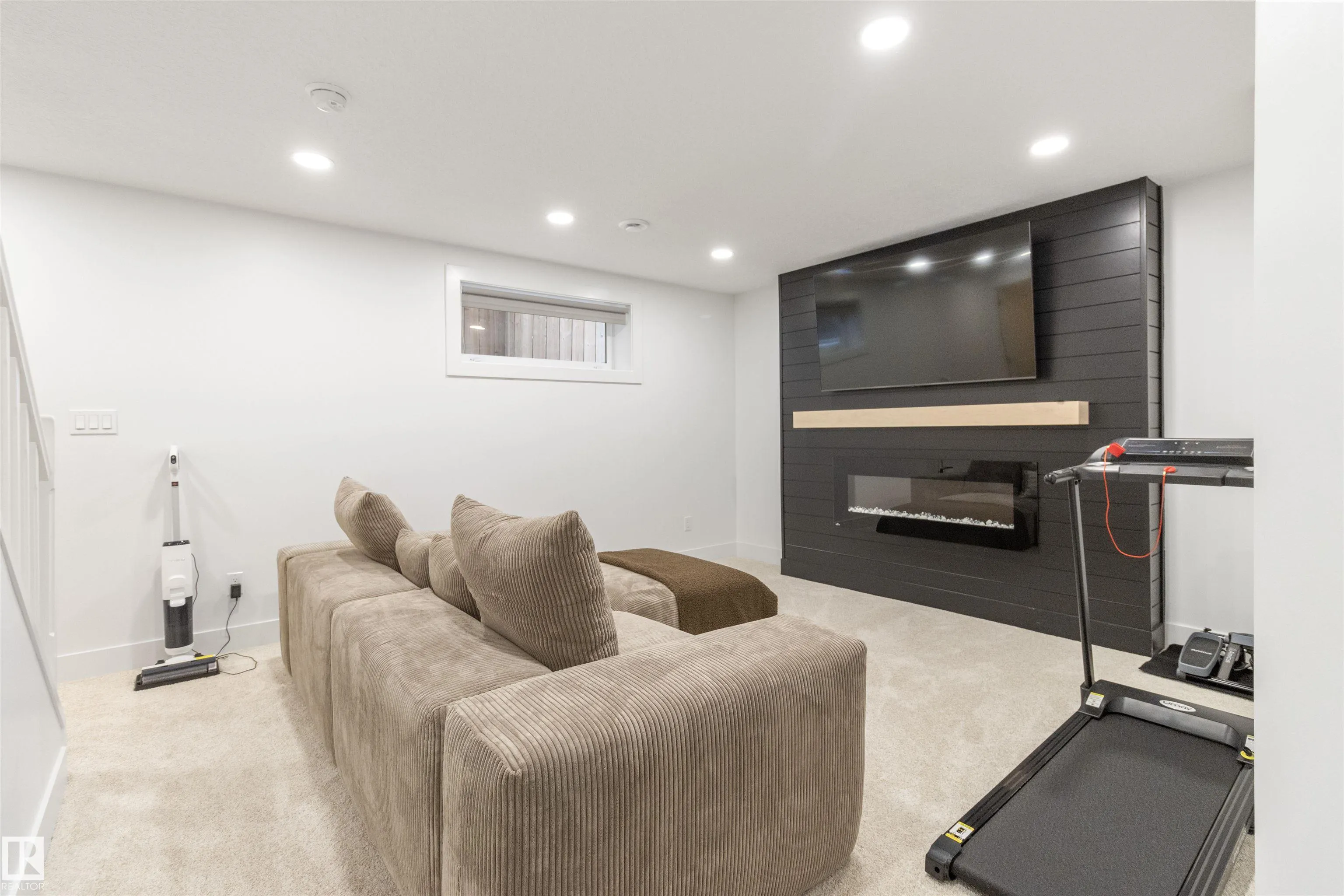 1063 FOXWOOD Crescent