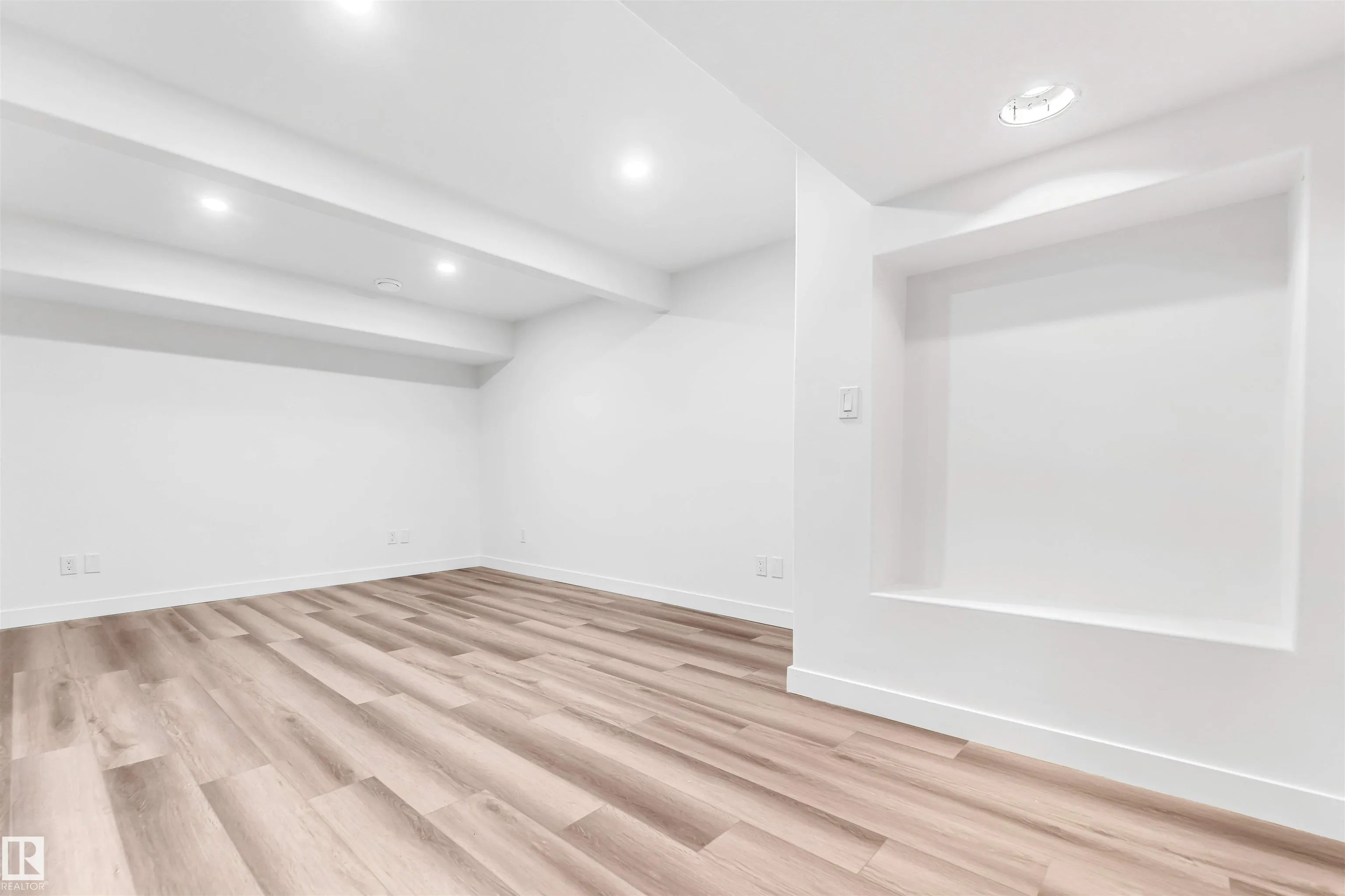 4805 44 Ave