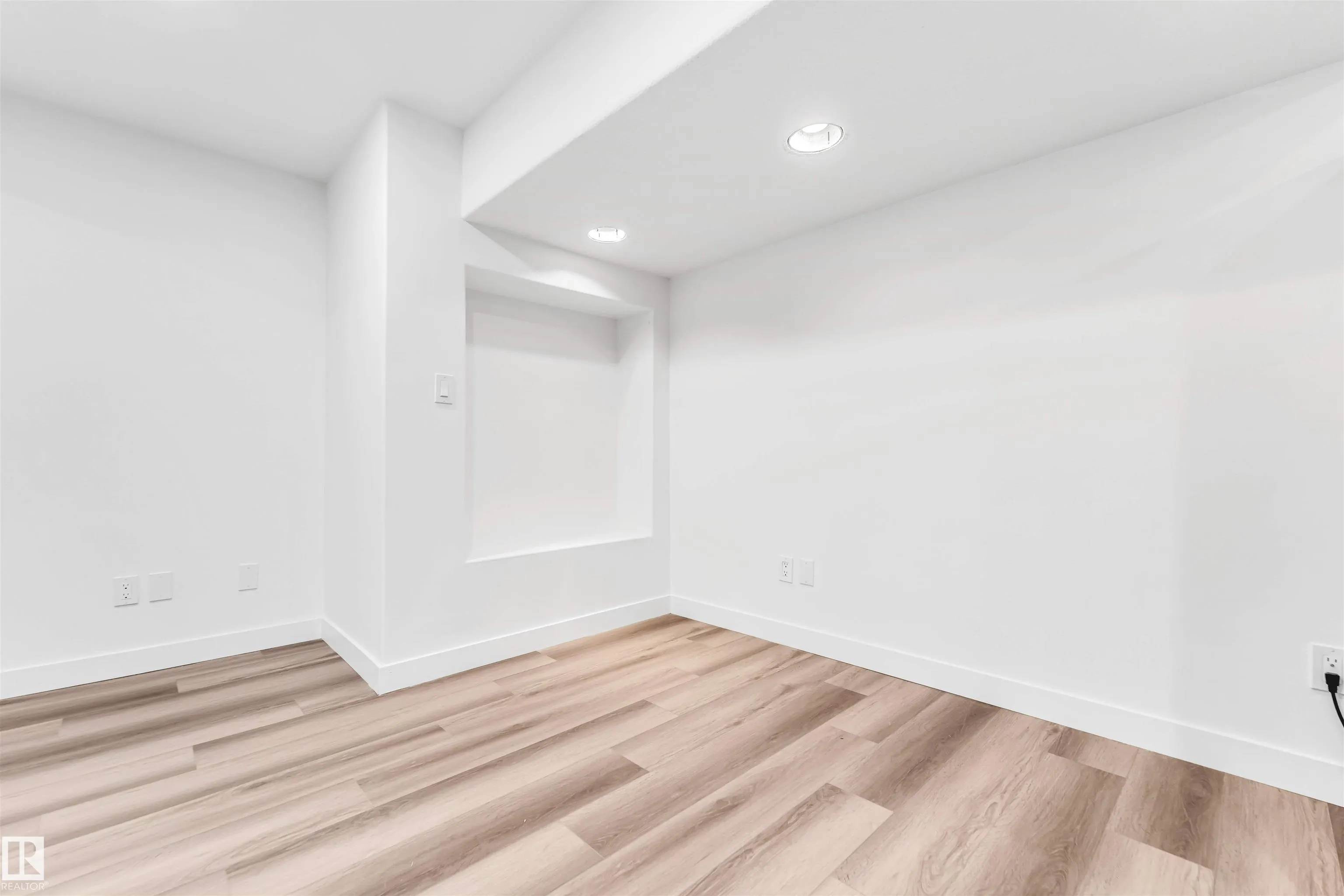 4805 44 Ave