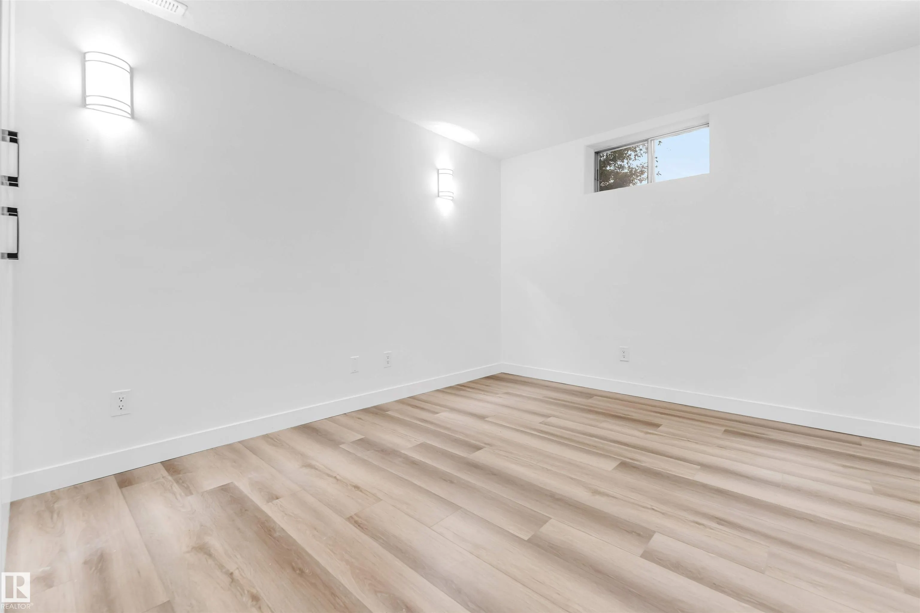 4805 44 Ave