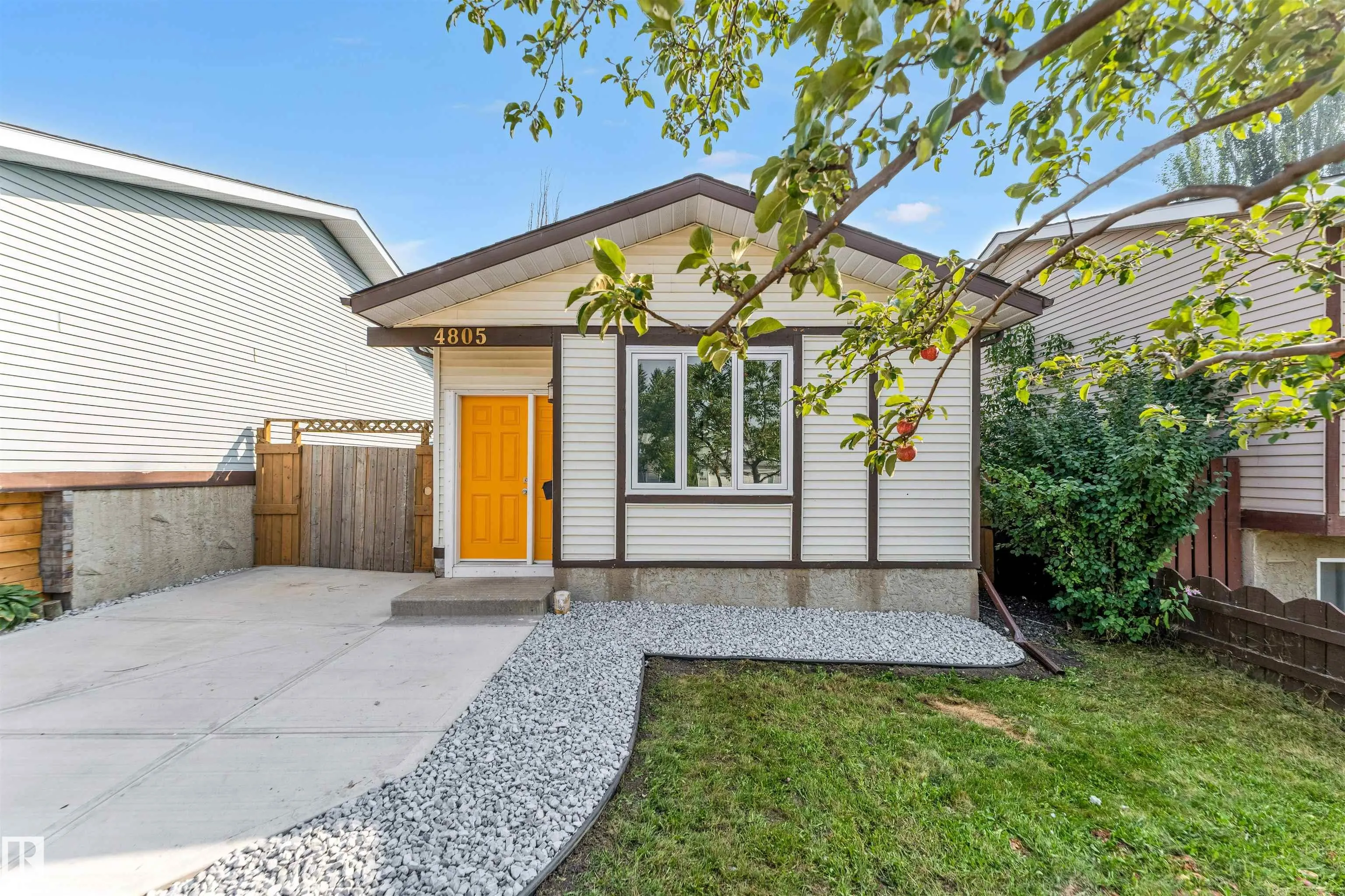 4805 44 Ave