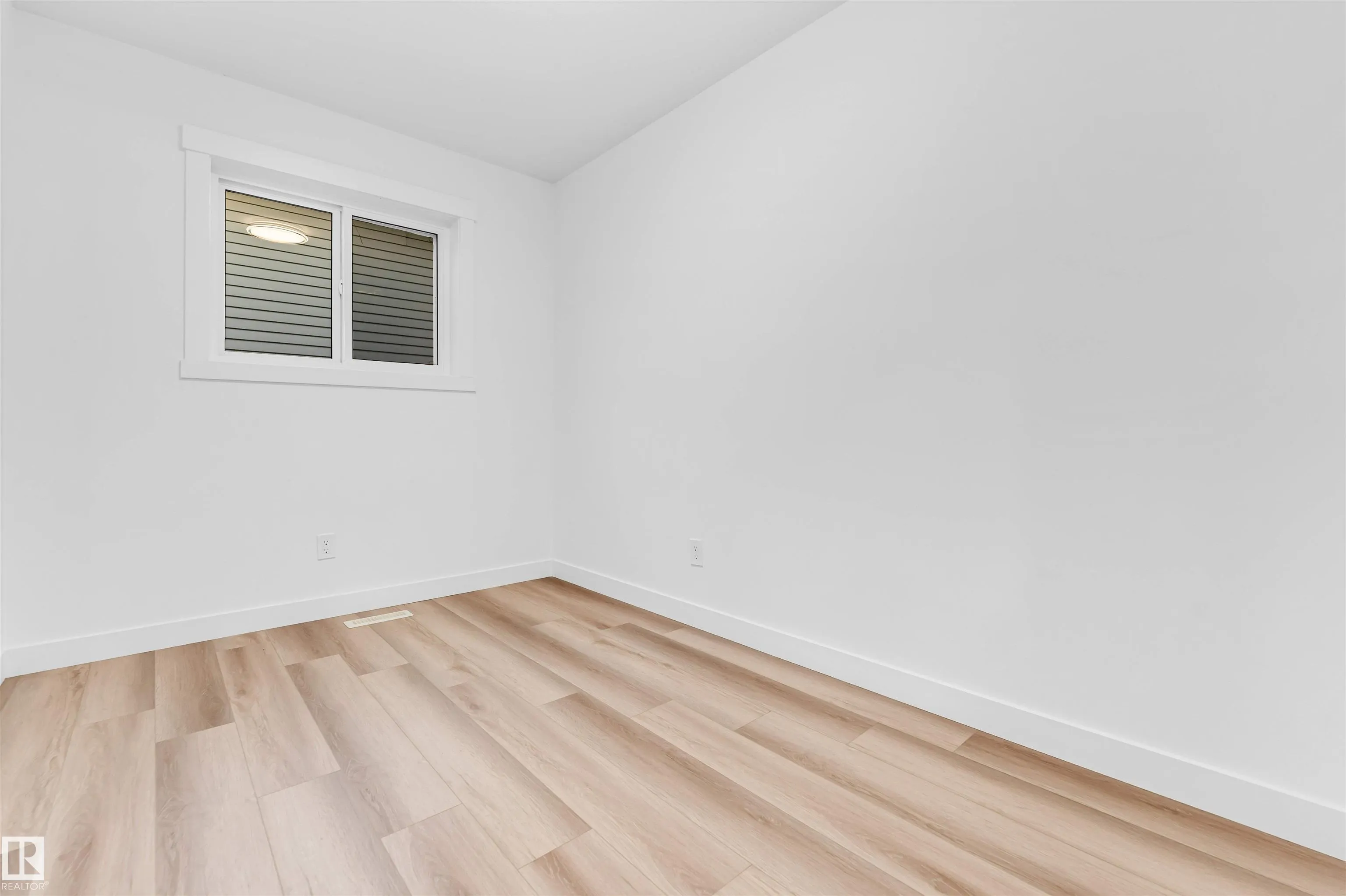 4805 44 Ave