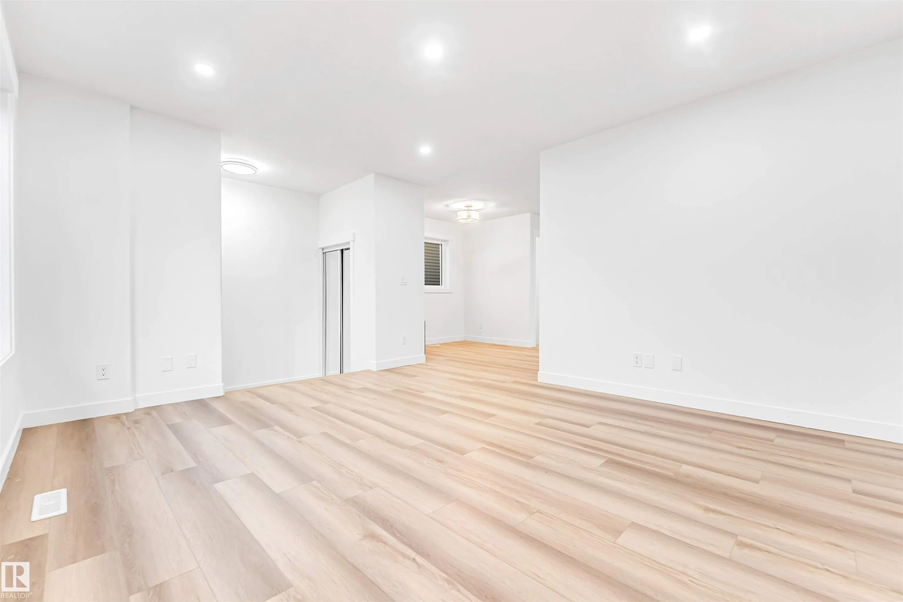 4805 44 Ave