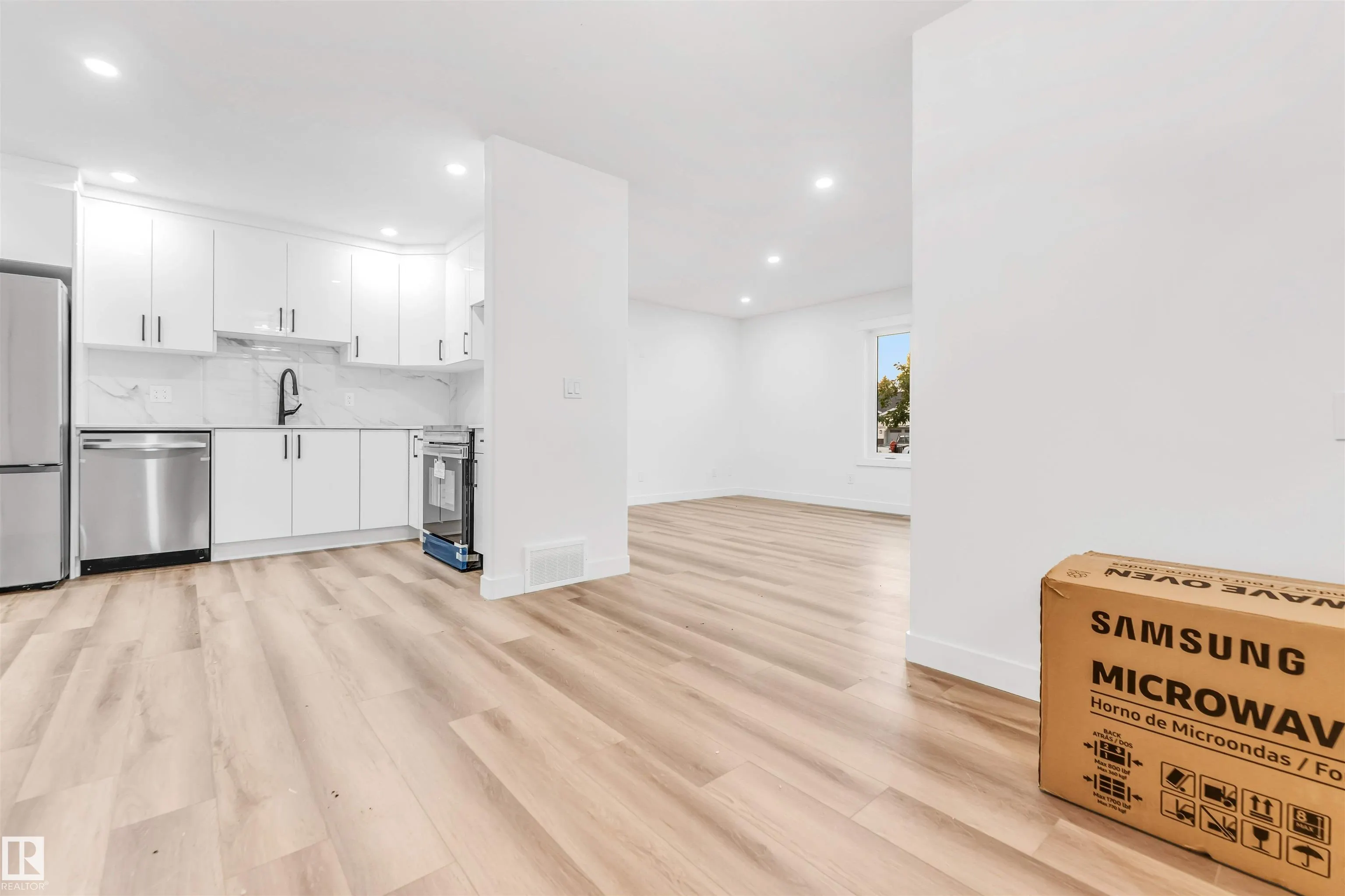 4805 44 Ave