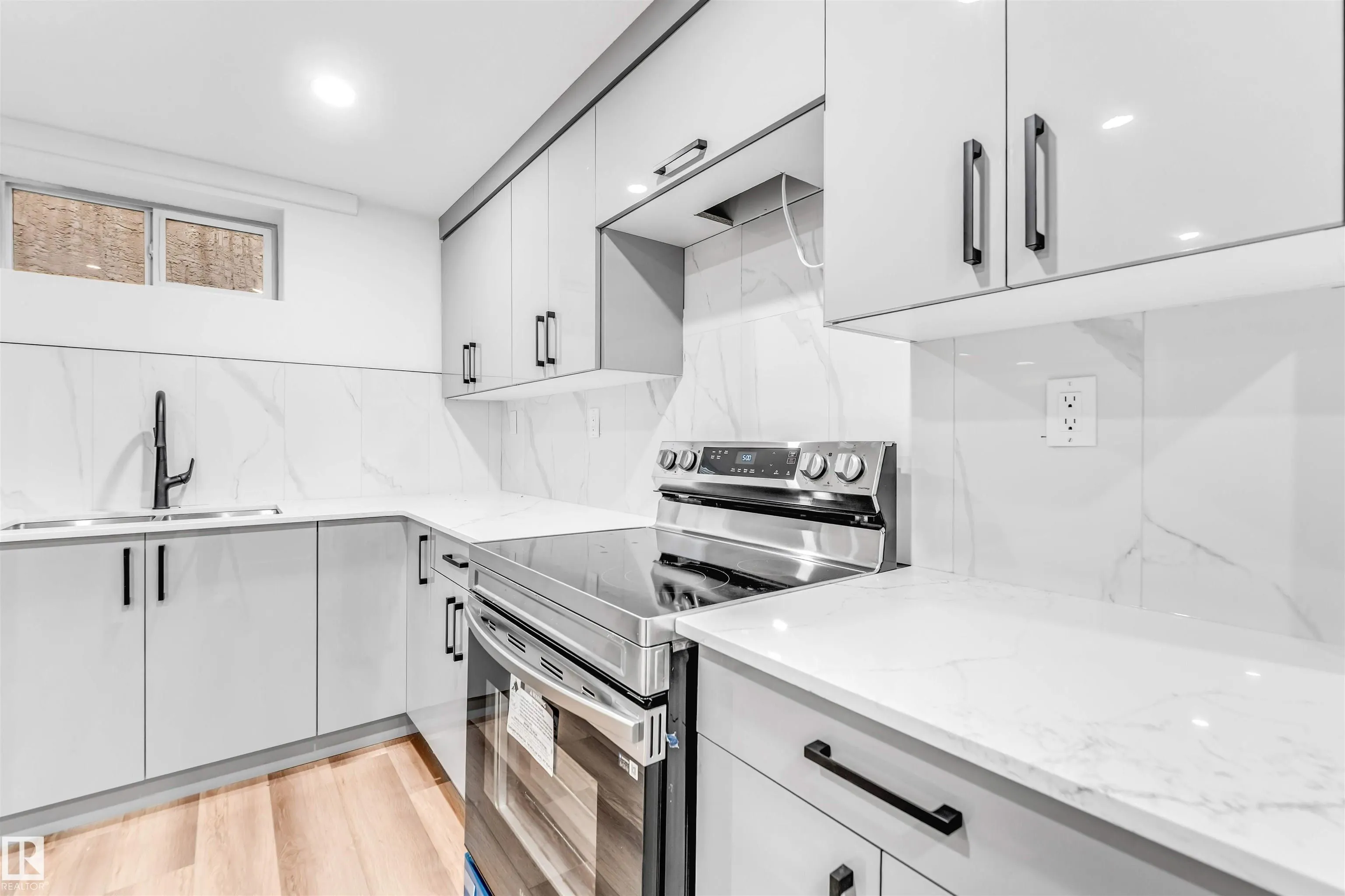 4805 44 Ave