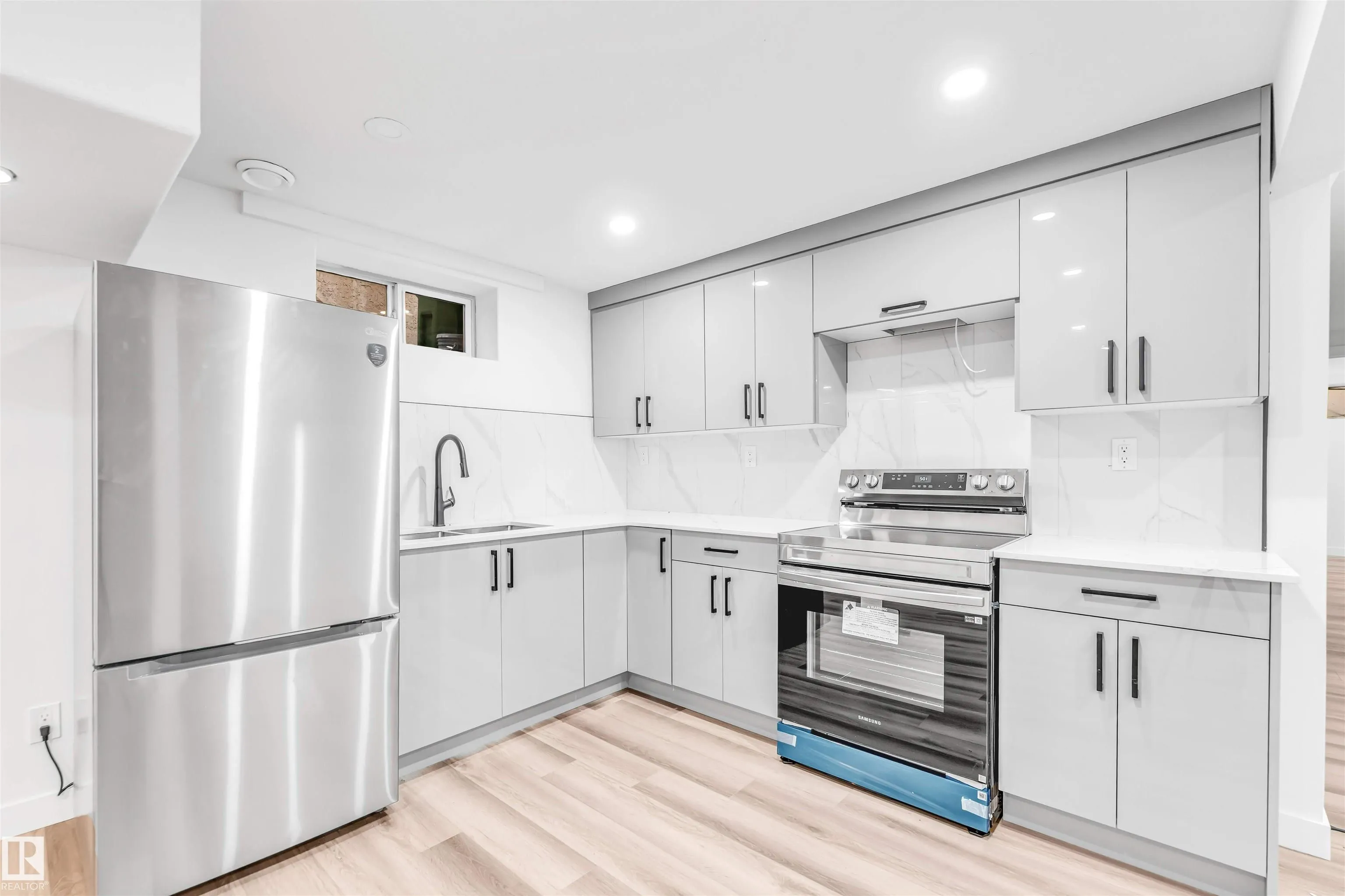 4805 44 Ave