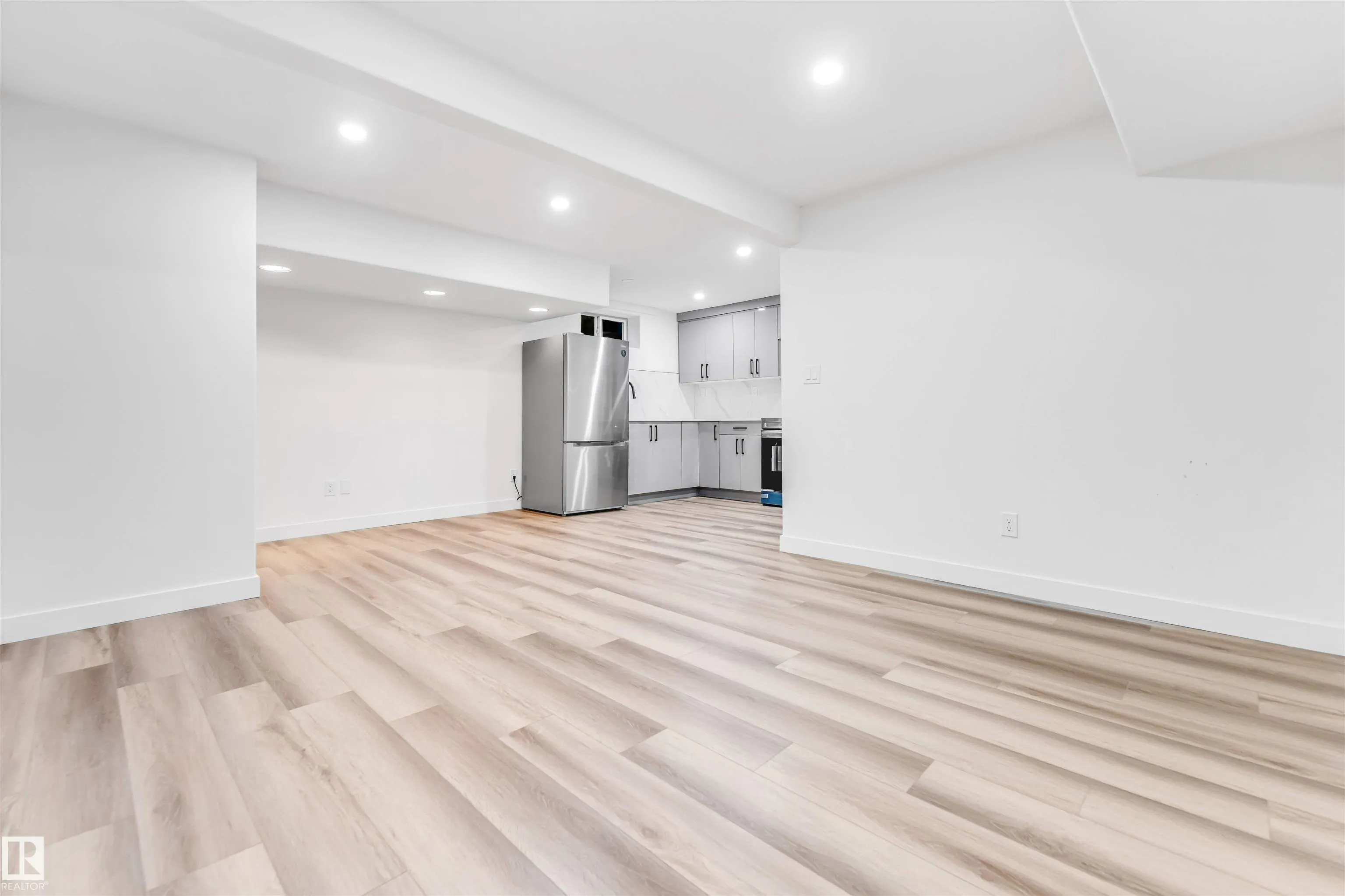 4805 44 Ave