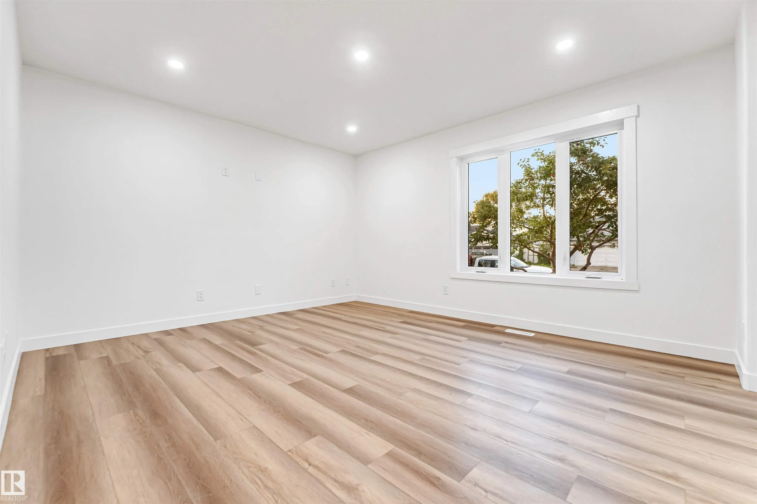 4805 44 Ave