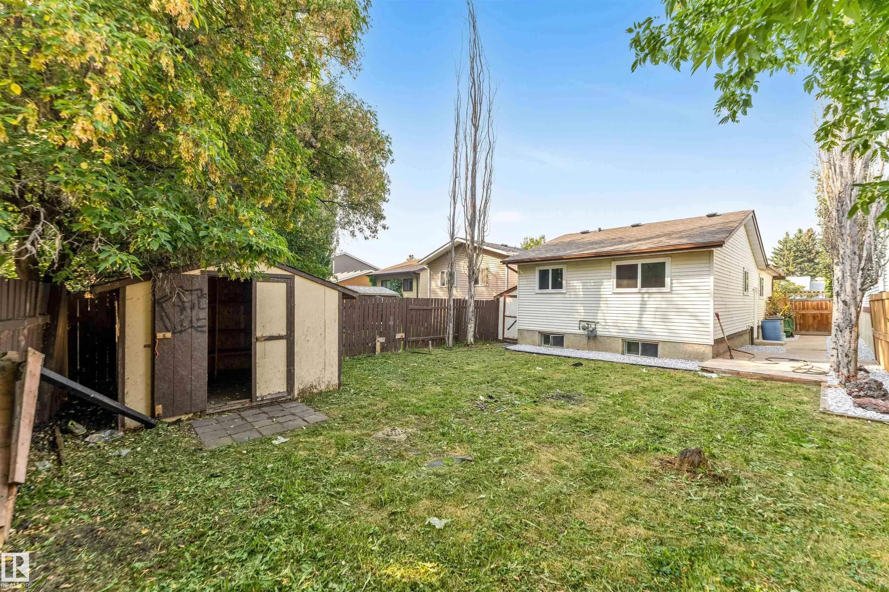 4805 44 Ave