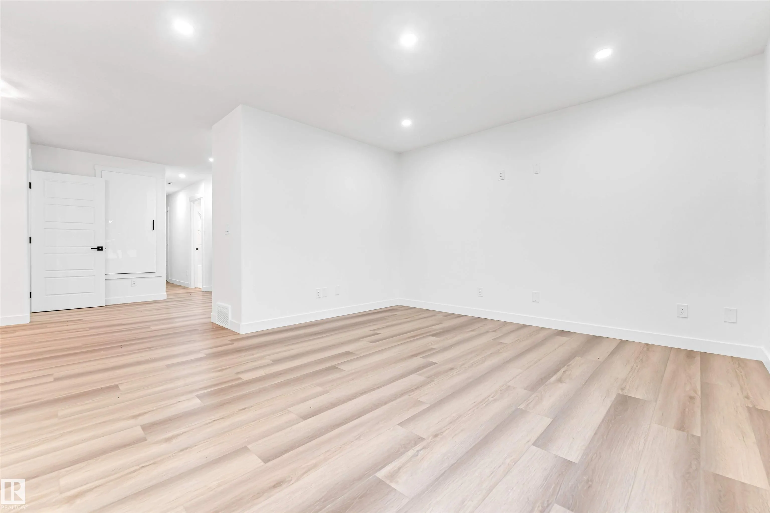 4805 44 Ave